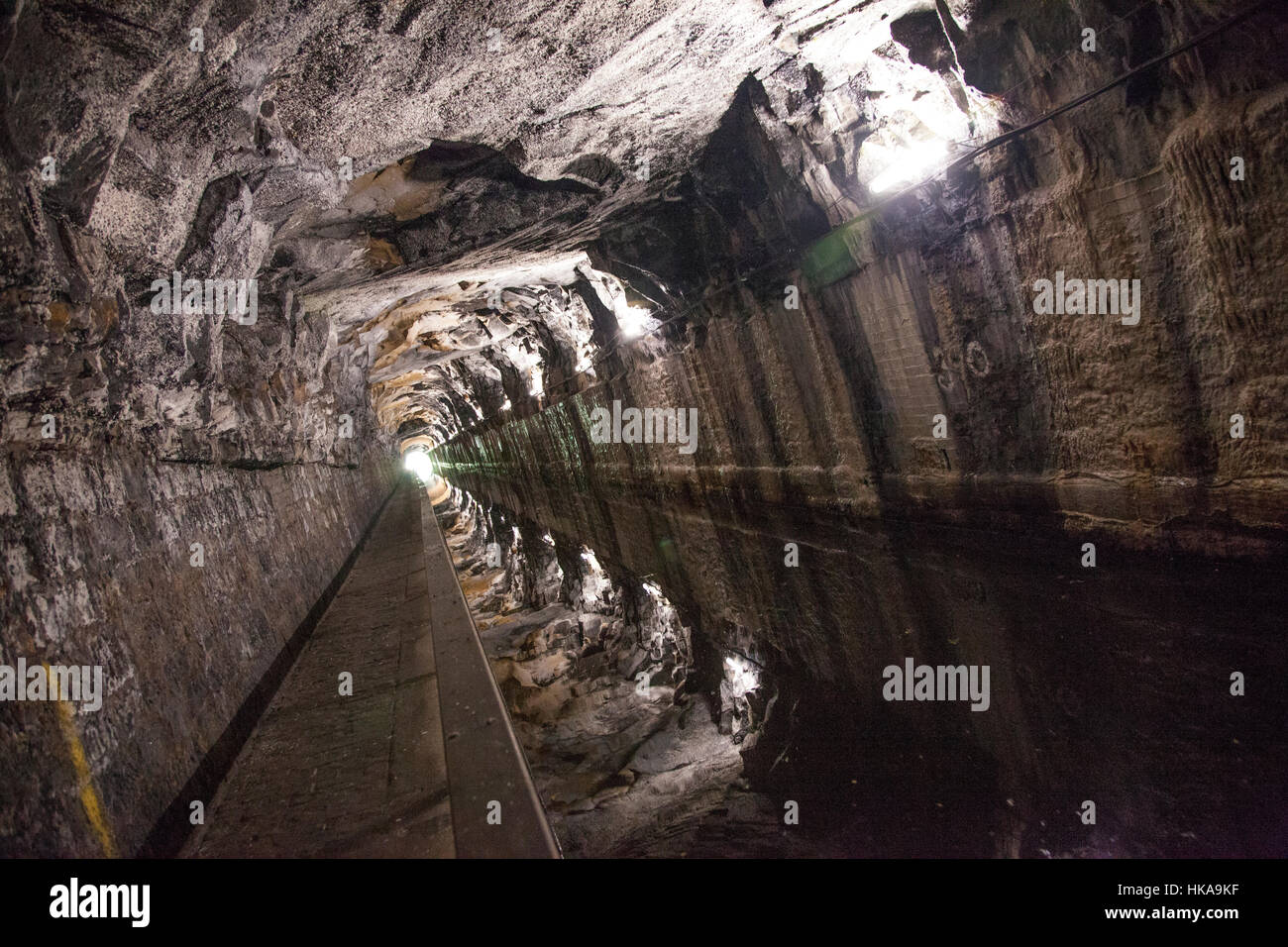Tunnel sur le Canal de l'Union européenne. Sculpté dans la roche. Banque D'Images