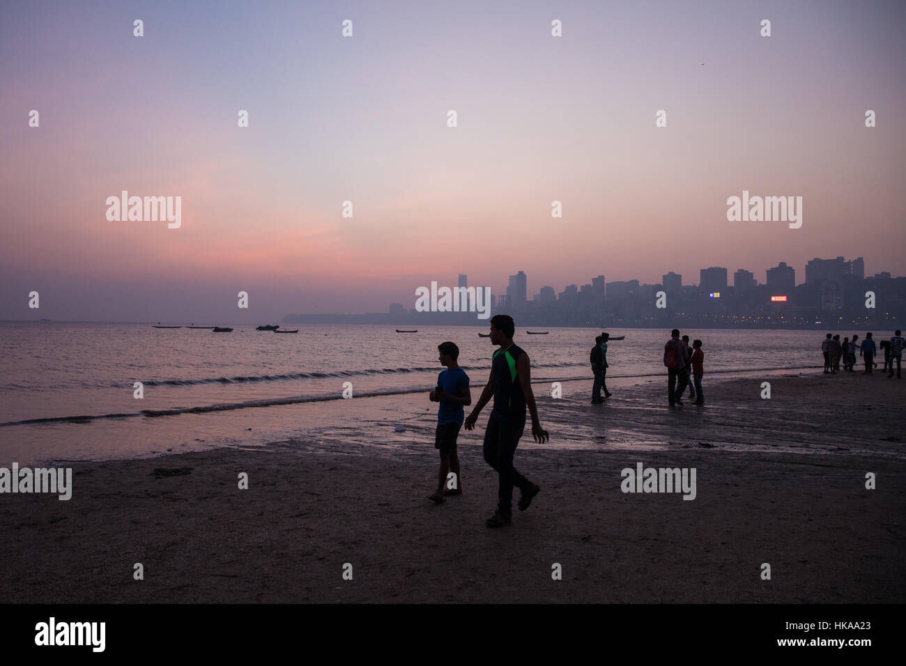 Coucher du soleil sur la plage de Chowpatty, Mumbai (Bombay), Inde. Banque D'Images