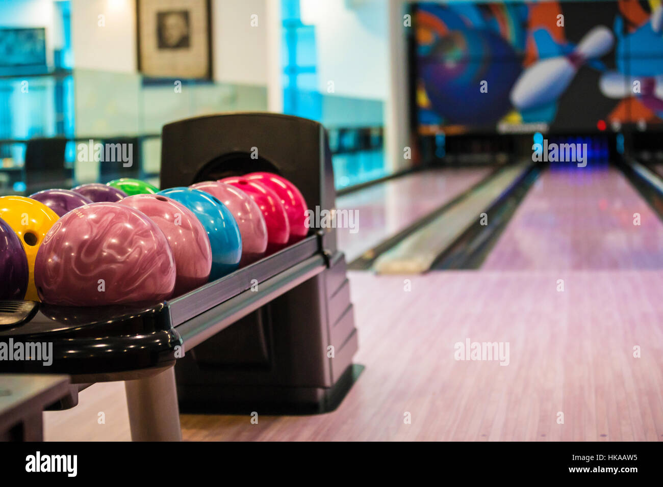Boules de quilles en bois et lane en salle de bowling Banque D'Images