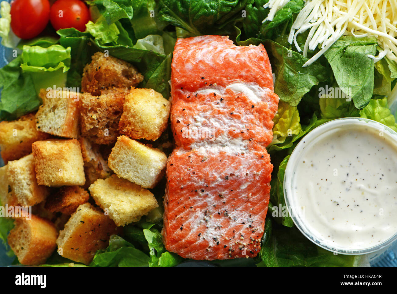 Filet de saumon cuit froid avec différents ingrédients de la salade dans un coffret plastique prêt à aller Banque D'Images