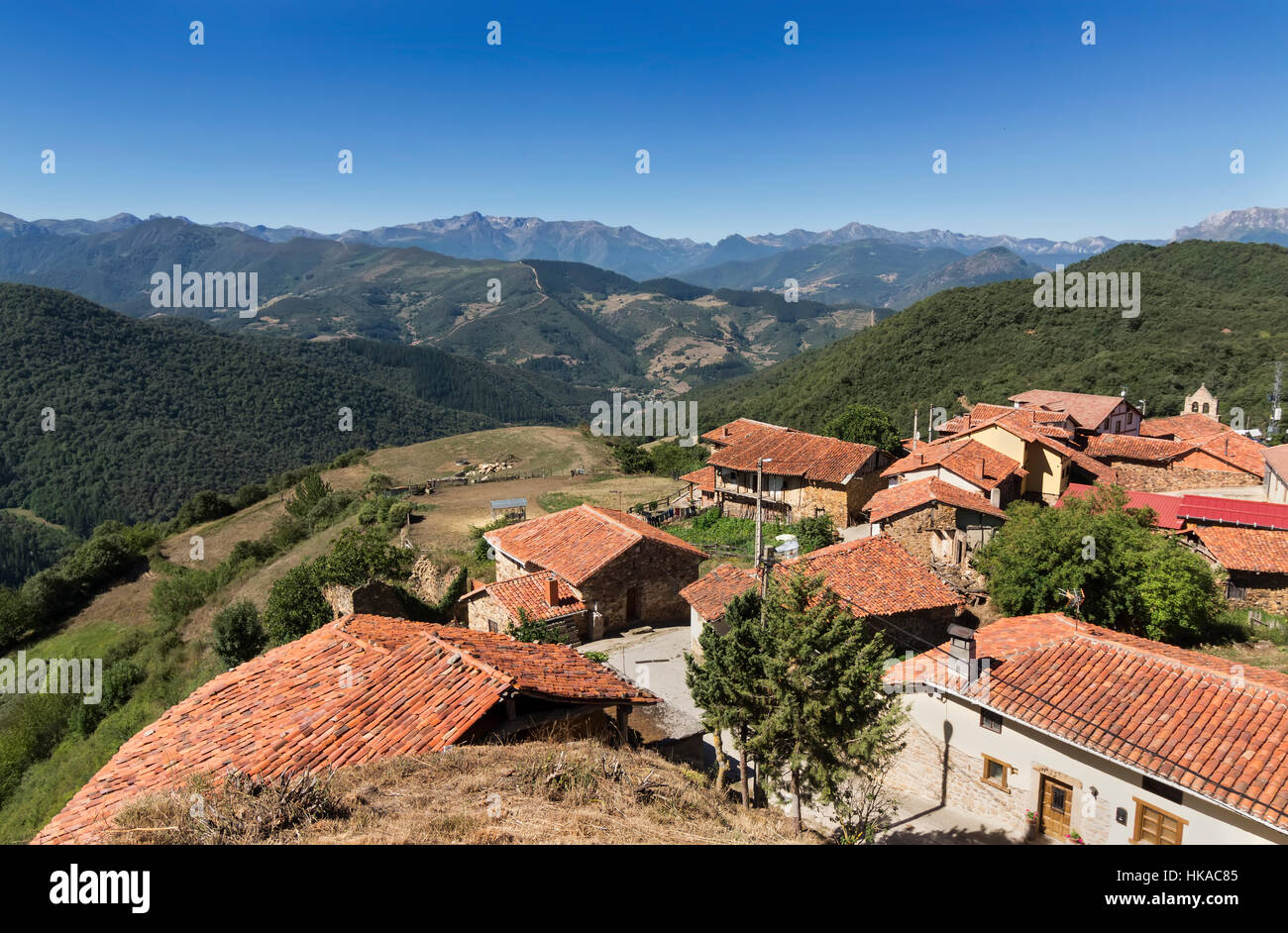 Magnifique vue panoramique sur des montagnes de Cantabrie, à partir de la vue des Asturies de Liebana. Espagne Banque D'Images