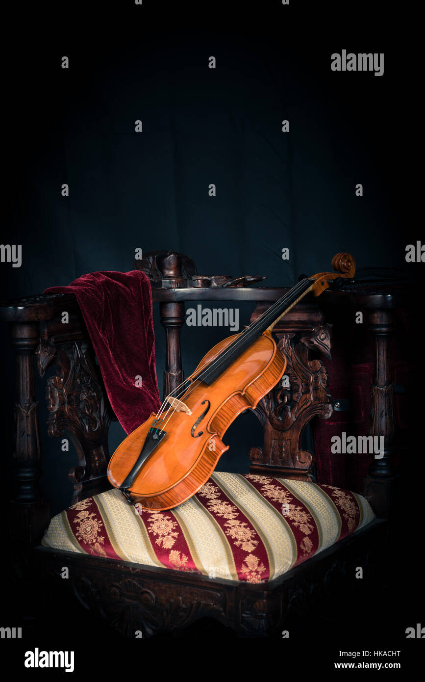 Nature morte avec un instrument de musique, un violon de cremonese luthier luthier Pablo Farias. Banque D'Images