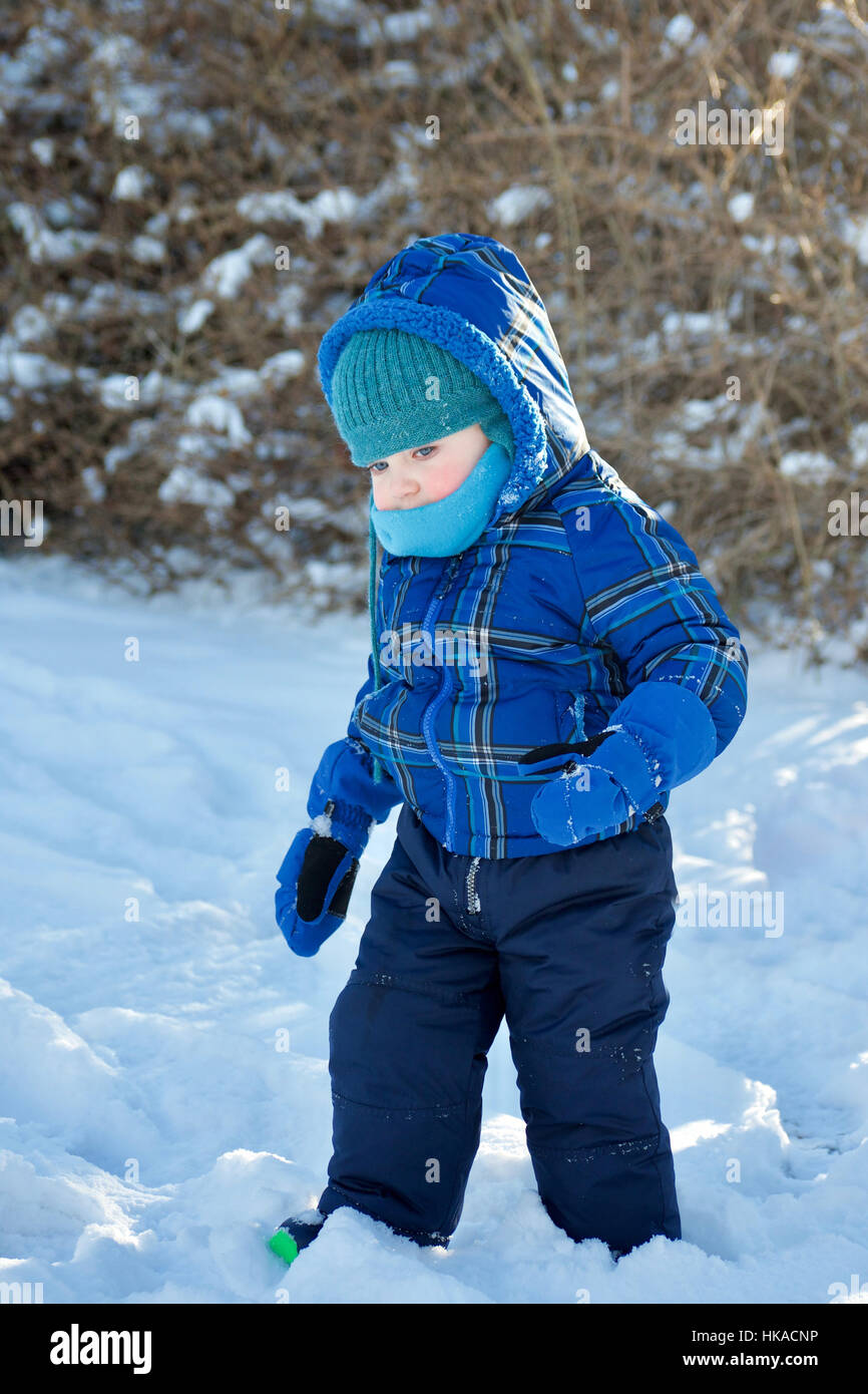 Adorable bébé garçon emmitouflé avec veste hiver bonnet et écharpe de  marcher dans la neige Photo Stock - Alamy