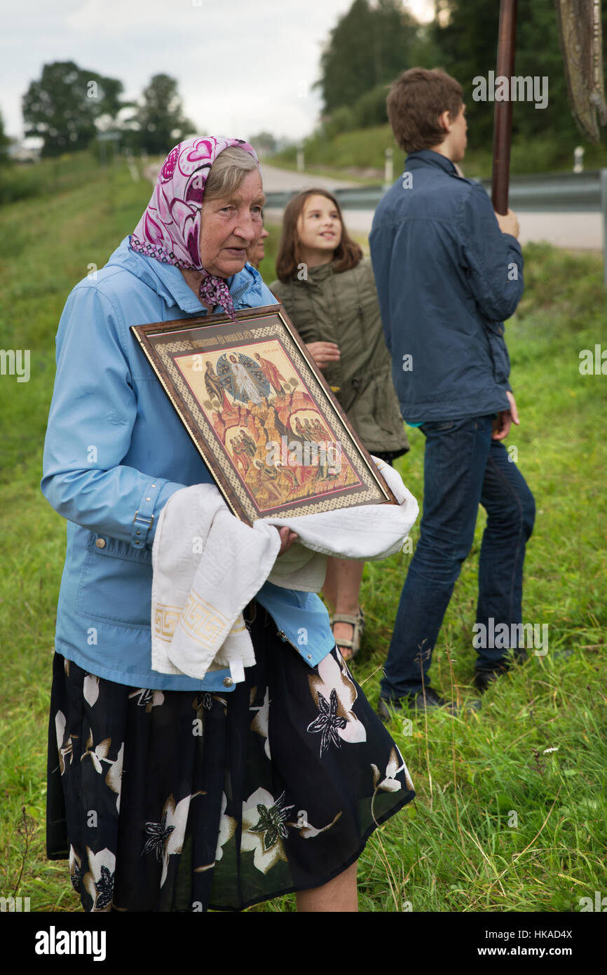 Exhibant une icône à la procession avant Transfiguration Jour de Seto, Obinitsa, Estonie Banque D'Images