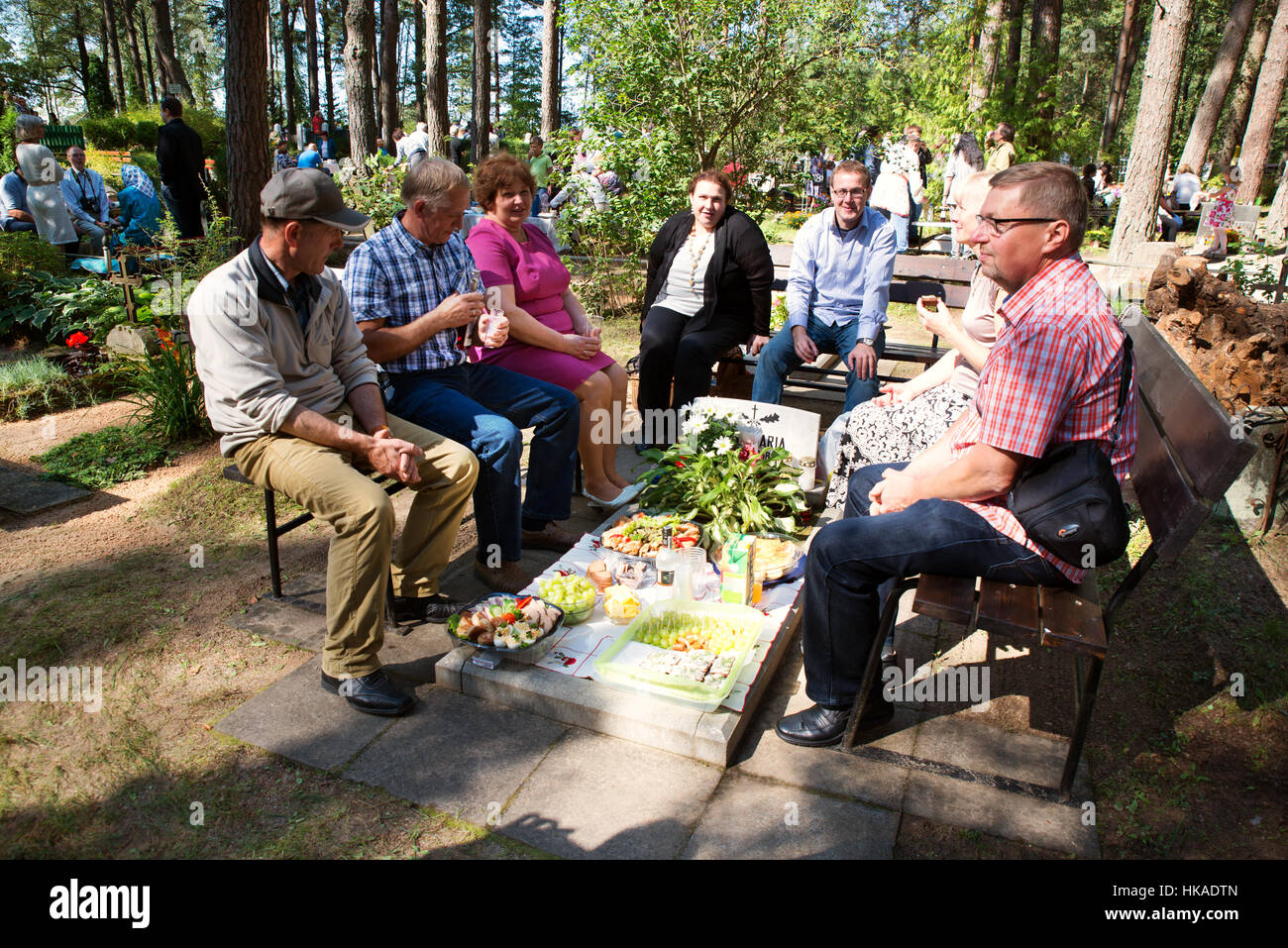 Les membres de la famille attendent des parents au cours de Transfiguration Jour de Seto, Obinitsa, Estonie Banque D'Images