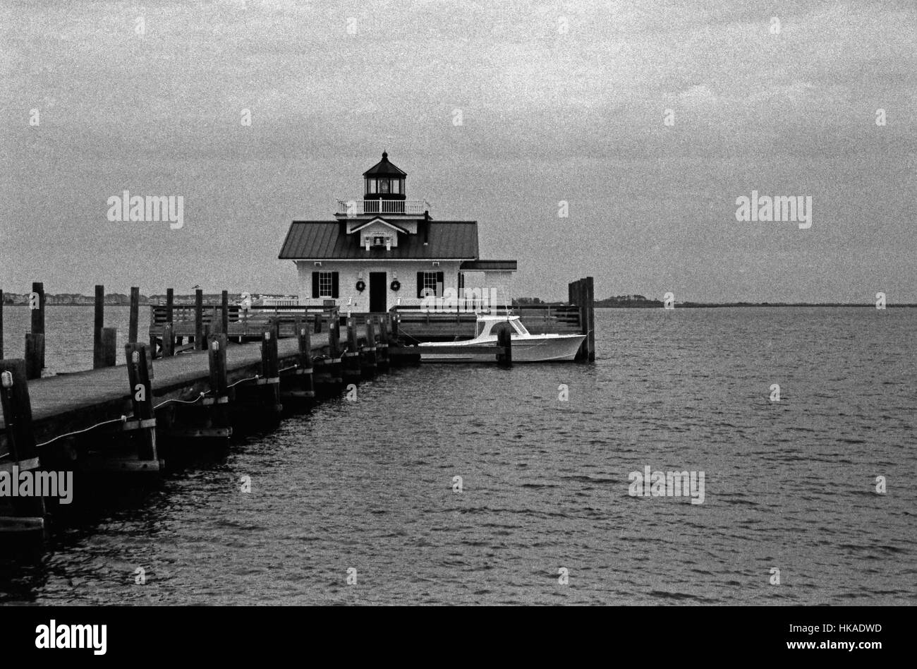 Photo en noir et blanc granuleux du marais de Roanoke phare dans la ville de Manteo sur la Croatan Sound, Outer Banks, Caroline du Nord. Banque D'Images