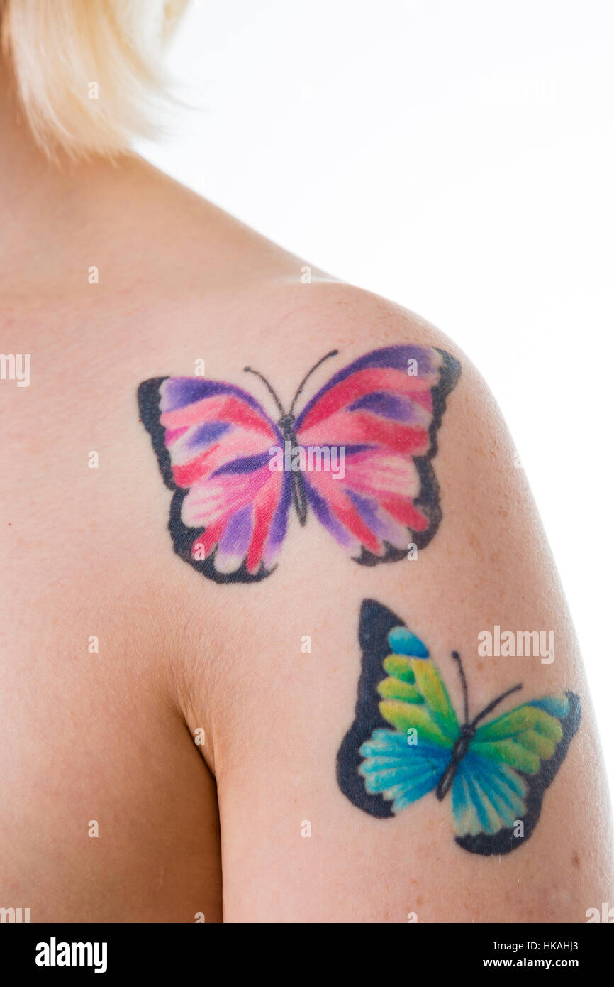 Femme Avec Papillon Tatouages Sur Son épaule Nue Banque D