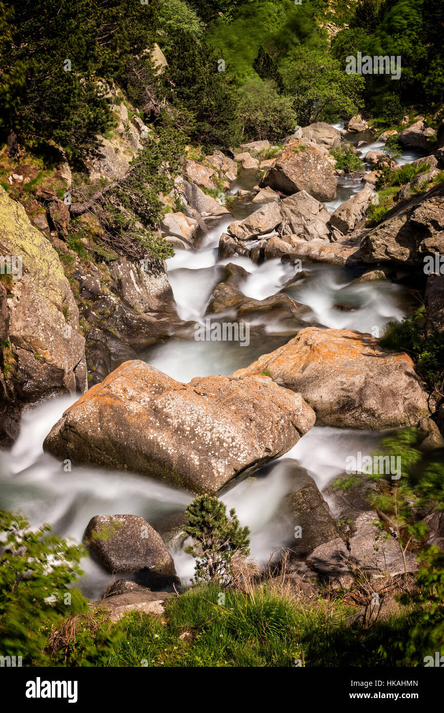 Paysage avec creek à partir de la vallée de Nuria en Espagne Banque D'Images