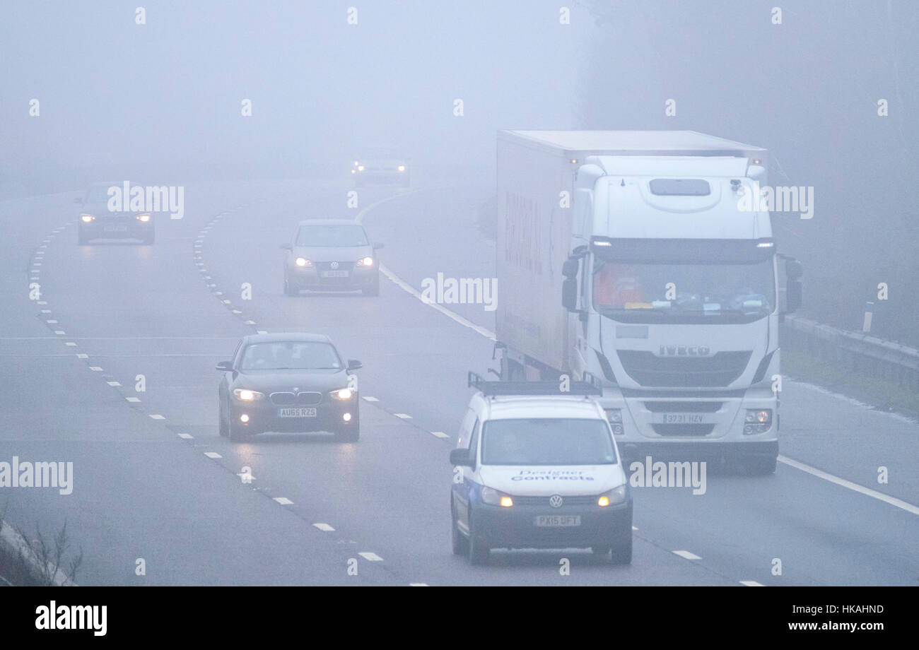 Foggy conditions de conduite sur l'autoroute M20, Ashford, Kent, England, UK Banque D'Images