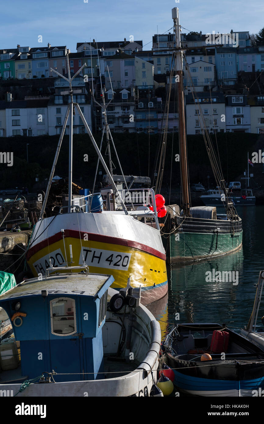 Les bateaux de pêche amarrés dans le port de Brixham avec certains de la flotte Banque D'Images
