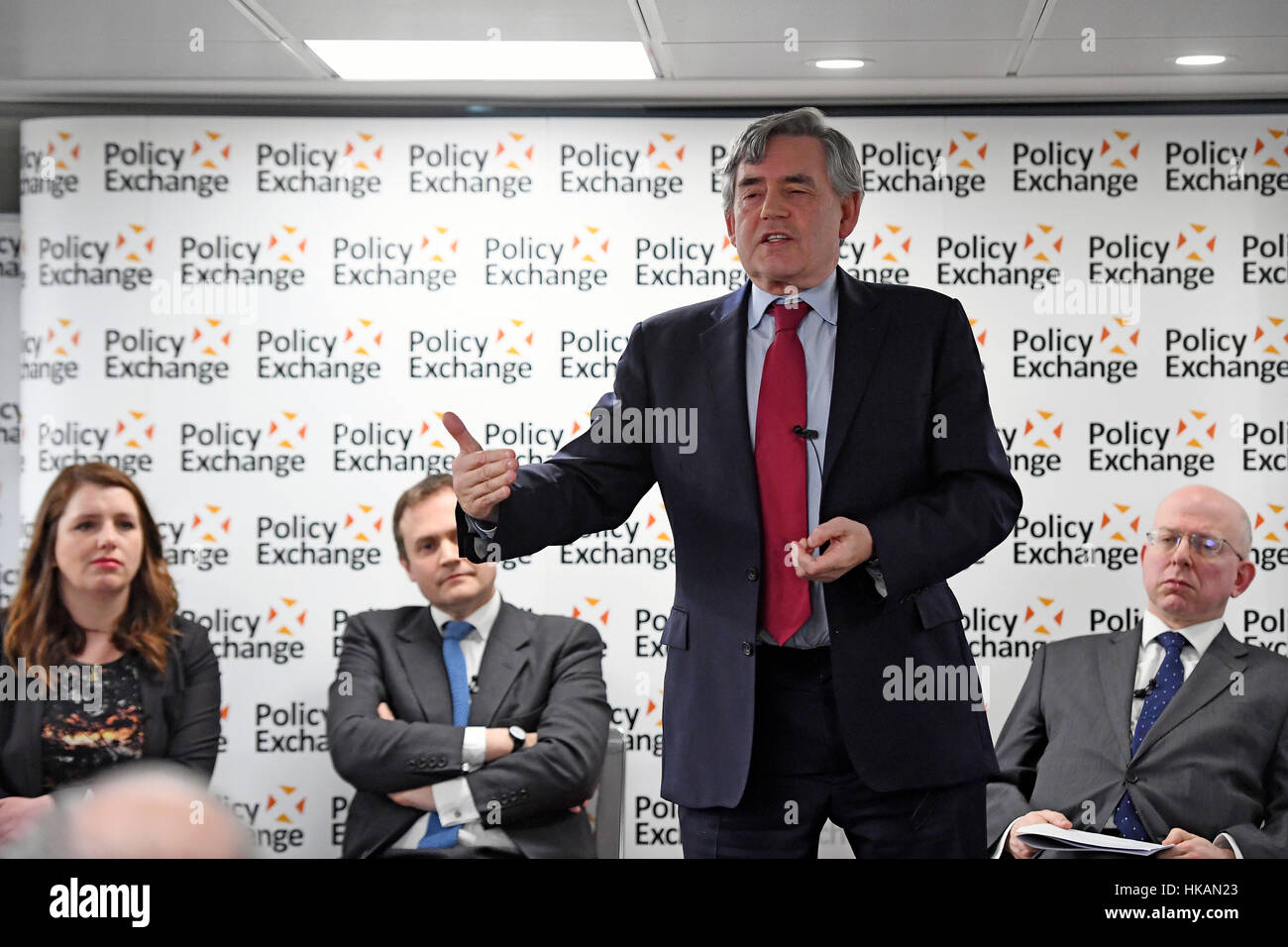 L'ancien premier ministre Gordon Brown parle lors du lancement d'un nouveau rapport intitulé bipartite le coût de l'inaction, co-écrit par le regretté Jo Cox, à la MP change de politique à Westminster, Londres. Banque D'Images