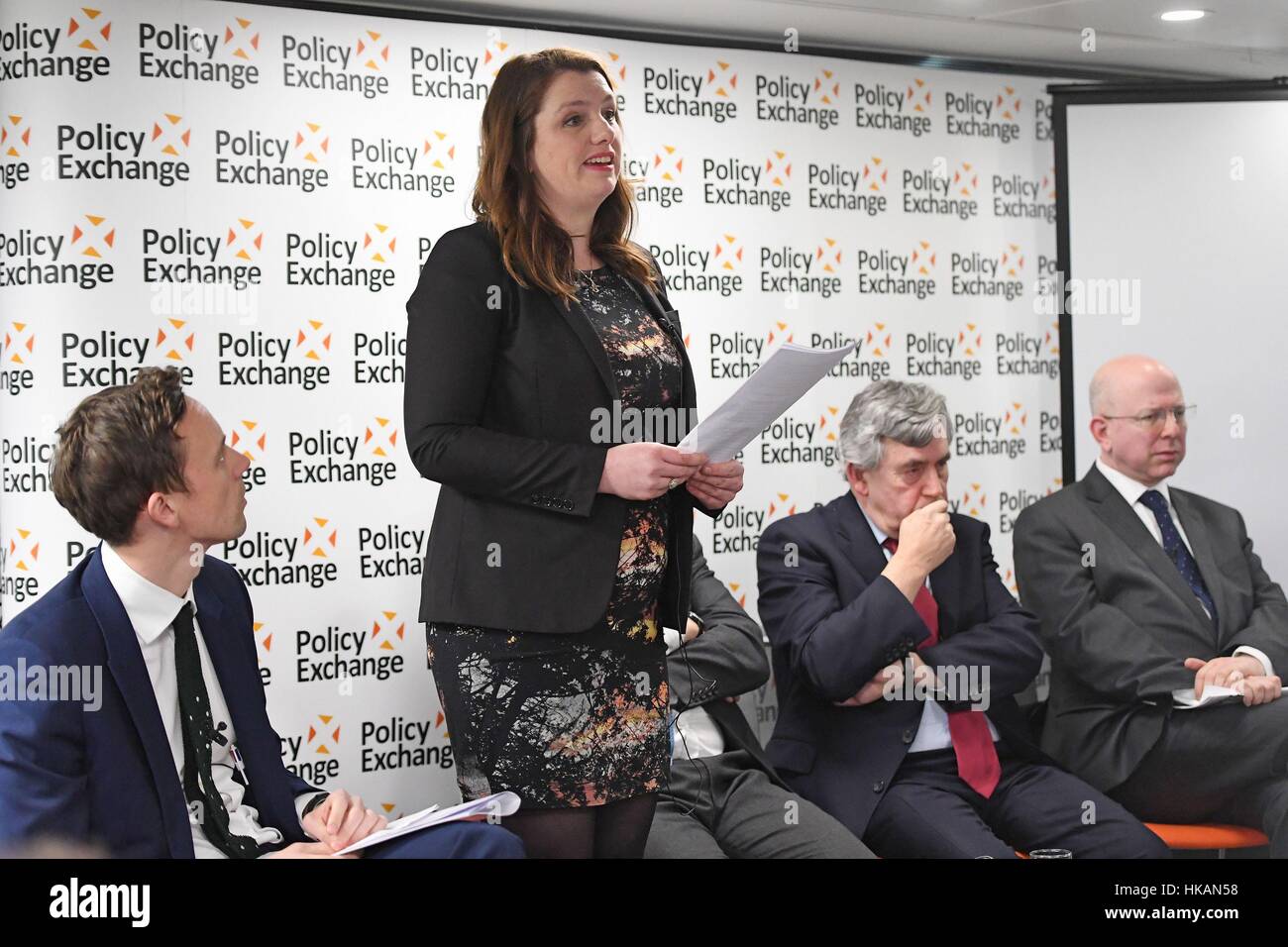 Alison McGovern MP parle lors du lancement d'un nouveau rapport intitulé bipartite le coût de l'inaction, co-écrit par le regretté Jo Cox, à la MP change de politique à Westminster, Londres. Banque D'Images