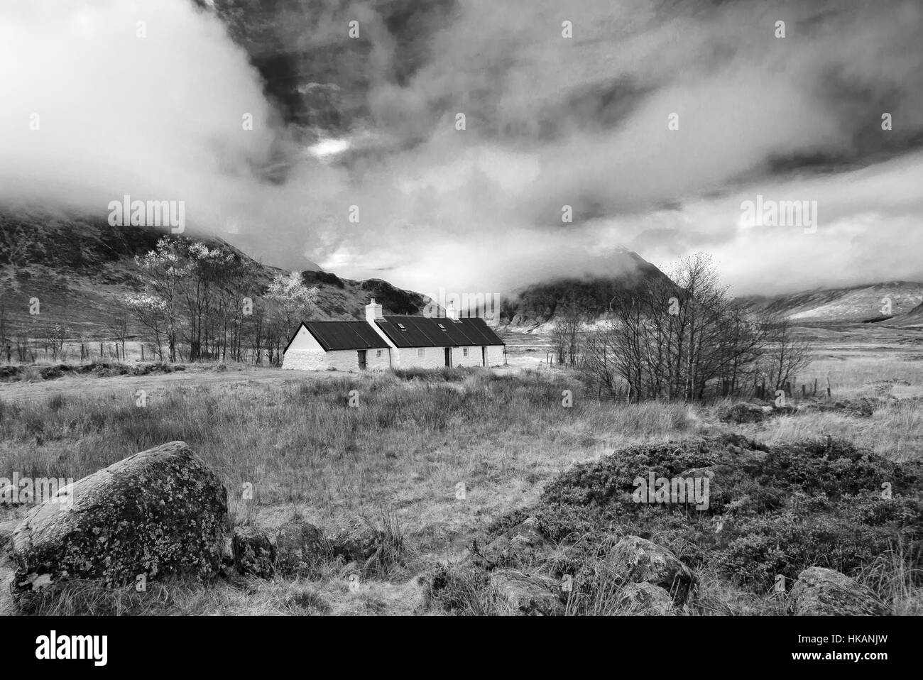 Cottage Blackrock, Glencoe avec moody sky en monochrome. Banque D'Images