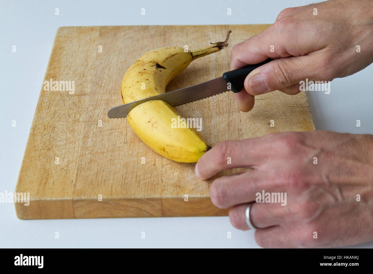 Une banane en tranches sur une planche à découper Banque D'Images