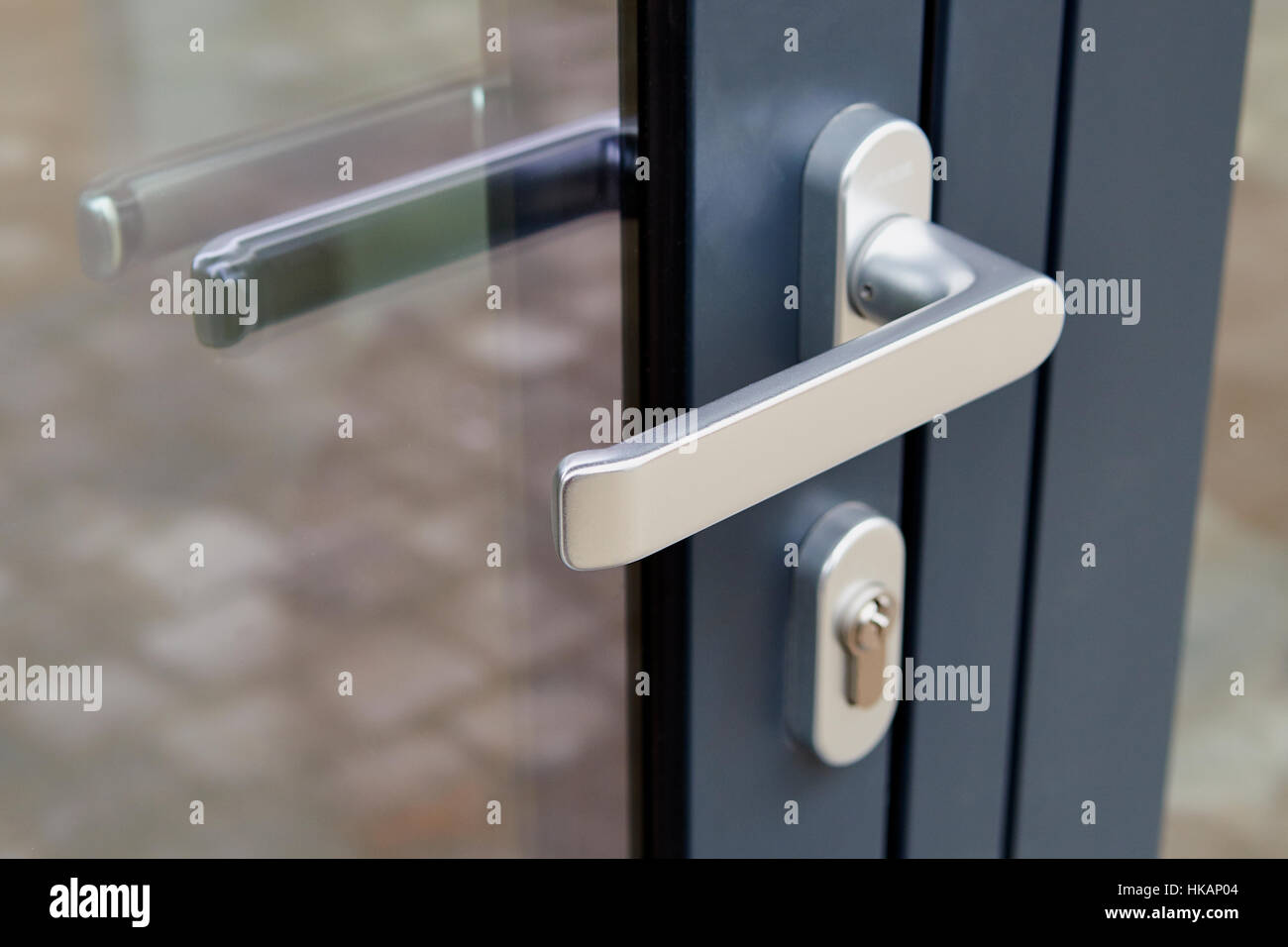 Poignée extérieure de porte et serrure de sécurité sur l'armature en métal  - faible profondeur de champ Photo Stock - Alamy