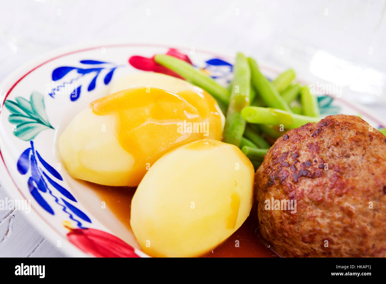 Une assiette avec des pommes de terre, viande et légumes frais ; un repas typiquement néerlandais au souper. Banque D'Images