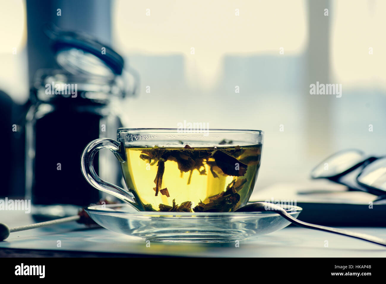 Une tasse de thé vert en verre sur le bureau en bois, boisson saine notion Banque D'Images