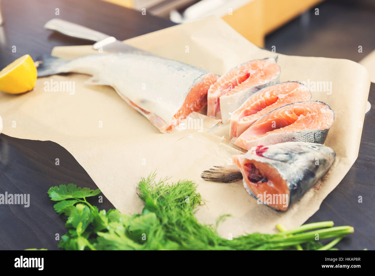 Tranches de saumon sur la table dans la cuisine Banque D'Images