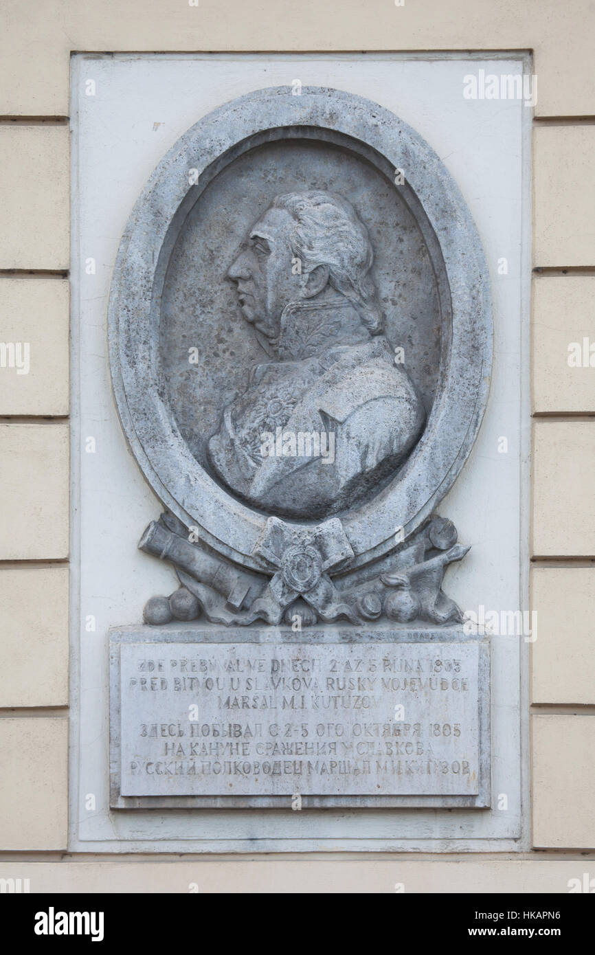 Plaque commémorative du commandant militaire russe Mikhail Kutuzov sur le palais Dietrichstein (Dietrichsteinský palác) à Brno, République tchèque. Texte en tchèque et en russe moyens: Le commandant militaire russe le maréchal Mikhail Kutuzov est resté ici du 2 au 5 octobre 1805 à la bataille d'Austerlitz (aujourd'hui Slavkov en République tchèque). La plaque commémorative conçue par le sculpteur tchèque František Šenk a été dévoilée en 1955. Banque D'Images