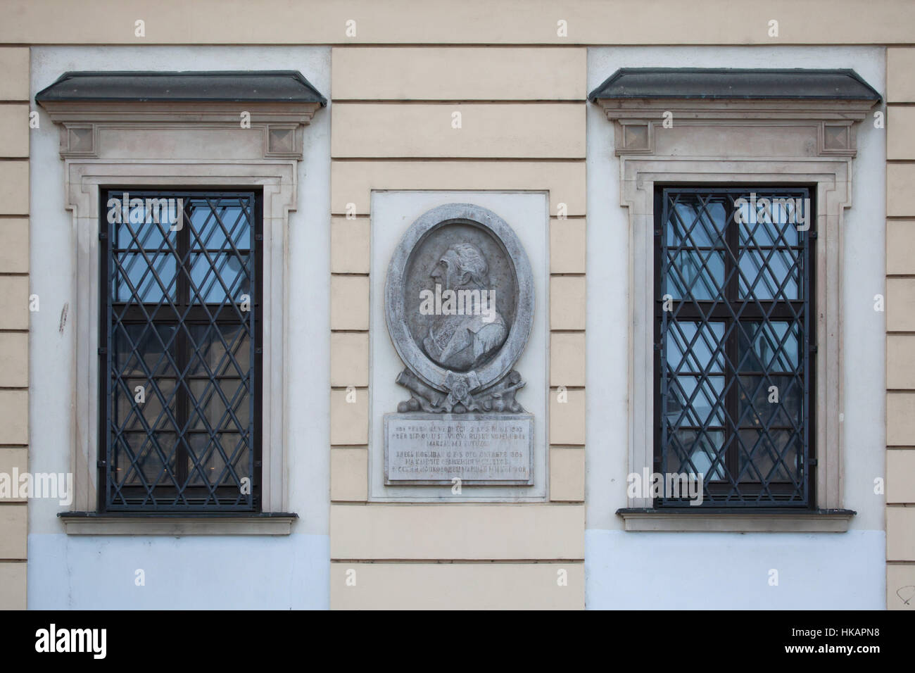 Plaque commémorative du commandant militaire russe Mikhail Kutuzov sur le palais Dietrichstein (Dietrichsteinský palác) à Brno, République tchèque. Texte en tchèque et en russe moyens: Le commandant militaire russe le maréchal Mikhail Kutuzov est resté ici du 2 au 5 octobre 1805 à la bataille d'Austerlitz (aujourd'hui Slavkov en République tchèque). La plaque commémorative conçue par le sculpteur tchèque František Šenk a été dévoilée en 1955. Banque D'Images