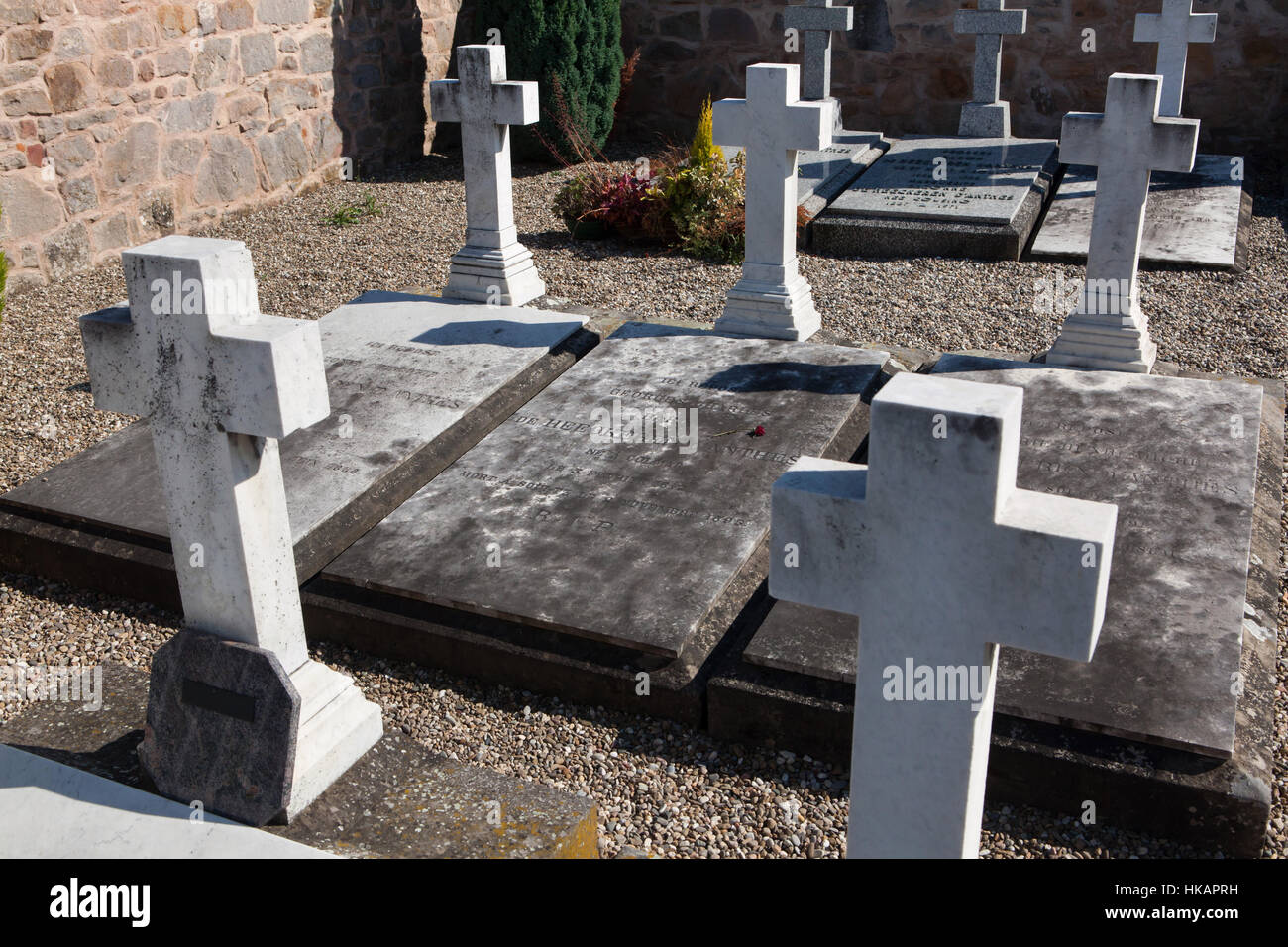 Tombes de Baron Georges-Charles de Heeckeren d'Anthès (première rangée au centre) et son épouse la Baronne Catherine de Heeckeren d'Anthès, nee Gontcharoff (croix dans l'avant-plan dans la gauche) au cimetière de Soultz-Haut-Rhin, Alsace, France. En dépit de sa carrière plus tard le Baron d'Anthès (1812-1895) est le plus célèbre parce qu'il a tué le poète russe Alexandre Pouchkine dans un duel en 1837. La baronne Catherine d'Anthès (1809-1843) était une sœur de l'épouse de Pouchkine Natalia Nikolaïevna Gontcharova, Pushkina-Lanskaya nee. Banque D'Images