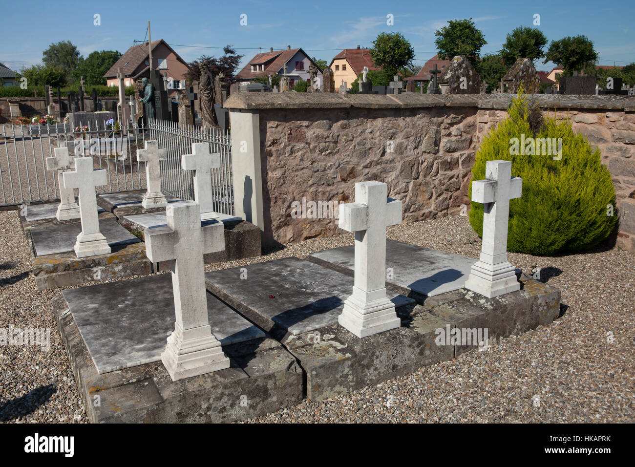 Tombes de Baron Georges-Charles de Heeckeren d'Anthès (première rangée au centre) et son épouse la Baronne Catherine de Heeckeren d'Anthès, nee Gontcharoff (deuxième ligne de la droite) au cimetière de Soultz-Haut-Rhin, Alsace, France. En dépit de sa carrière plus tard le Baron d'Anthès (1812-1895) est le plus célèbre parce qu'il a tué le poète russe Alexandre Pouchkine dans un duel en 1837. La baronne Catherine d'Anthès (1809-1843) était une sœur de l'épouse de Pouchkine Natalia Nikolaïevna Gontcharova, Pushkina-Lanskaya nee. Banque D'Images