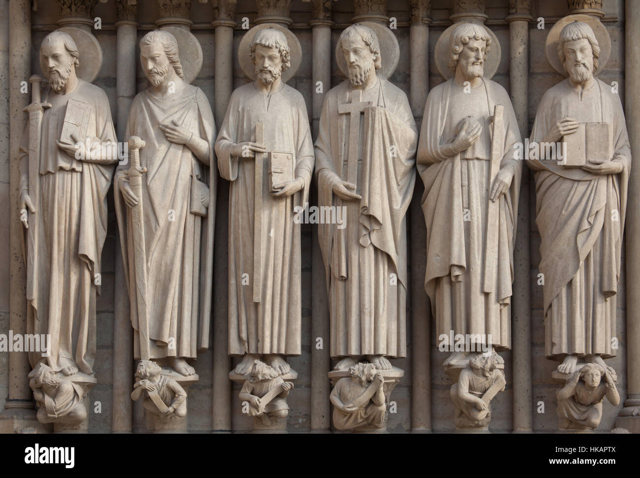 Apôtres Saint Paul, saint Jacques le Grand, St Thomas, St Philippe, St Jude Thaddée et de l'évangéliste saint Matthieu (de gauche à droite). Statues de style néo-gothique, sur la façade principale de la cathédrale Notre-Dame (Notre-Dame de Paris) à Paris, France. Statues gothiques endommagés sur la façade principale a été restaurée par les architectes français Eugène Viollet-le-Duc et Jean-Baptiste Lassus dans les années 1840. Banque D'Images Apôtres Saint Paul, saint Jacques le Grand, St Thomas, St Philippe, St Jude Thaddée et de l'évangéliste saint Matthieu (de gauche à droite). Statues de style néo-gothique, sur la façade principale de la cathédrale Notre-Dame (Notre-Dame de Paris) à Paris, France. Statues gothiques endommagés sur la façade principale a été restaurée par les architectes français Eugène Viollet-le-Duc et Jean-Baptiste Lassus dans les années 1840. Banque D'Images