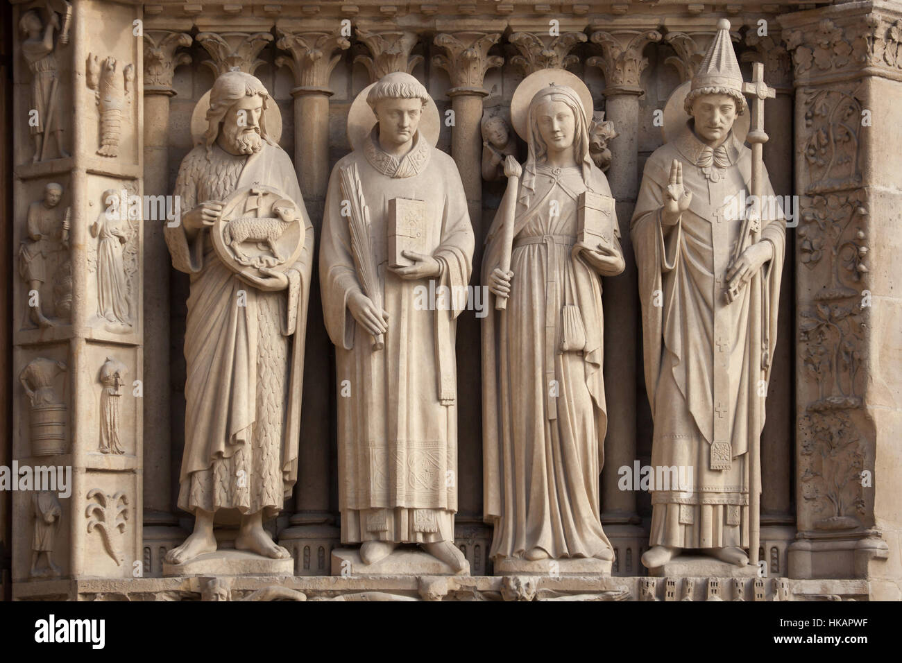 Saint Jean Baptiste, Saint Etienne, Saint Geneviève et le pape Saint Sylvestre I (de gauche à droite). Statues de style néo-gothique, sur la façade principale de la cathédrale Notre-Dame (Notre-Dame de Paris) à Paris, France. Statues gothiques endommagés sur la façade principale a été restaurée par les architectes français Eugène Viollet-le-Duc et Jean-Baptiste Lassus dans les années 1840. Banque D'Images Saint Jean Baptiste, Saint Etienne, Saint Geneviève et le pape Saint Sylvestre I (de gauche à droite). Statues de style néo-gothique, sur la façade principale de la cathédrale Notre-Dame (Notre-Dame de Paris) à Paris, France. Statues gothiques endommagés sur la façade principale a été restaurée par les architectes français Eugène Viollet-le-Duc et Jean-Baptiste Lassus dans les années 1840. Banque D'Images