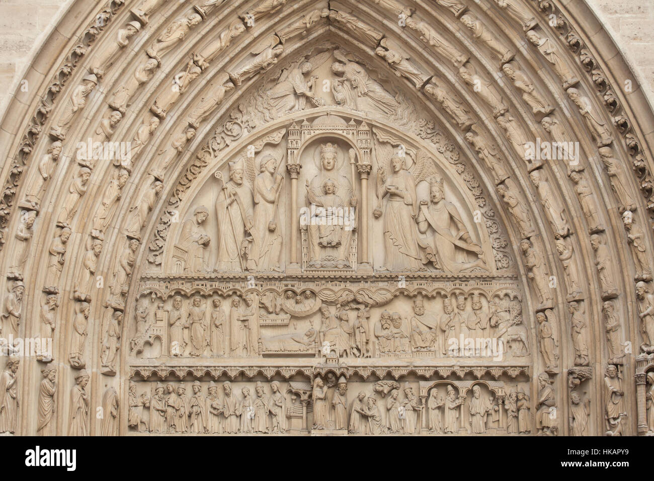 Tympan de style néo-gothique de Saint Anne's portal sur la façade principale de la cathédrale Notre-Dame (Notre-Dame de Paris) à Paris, France. Le portail gothique endommagé a été restaurée par les architectes français Eugène Viollet-le-Duc et Jean-Baptiste Lassus dans les années 1840. Banque D'Images