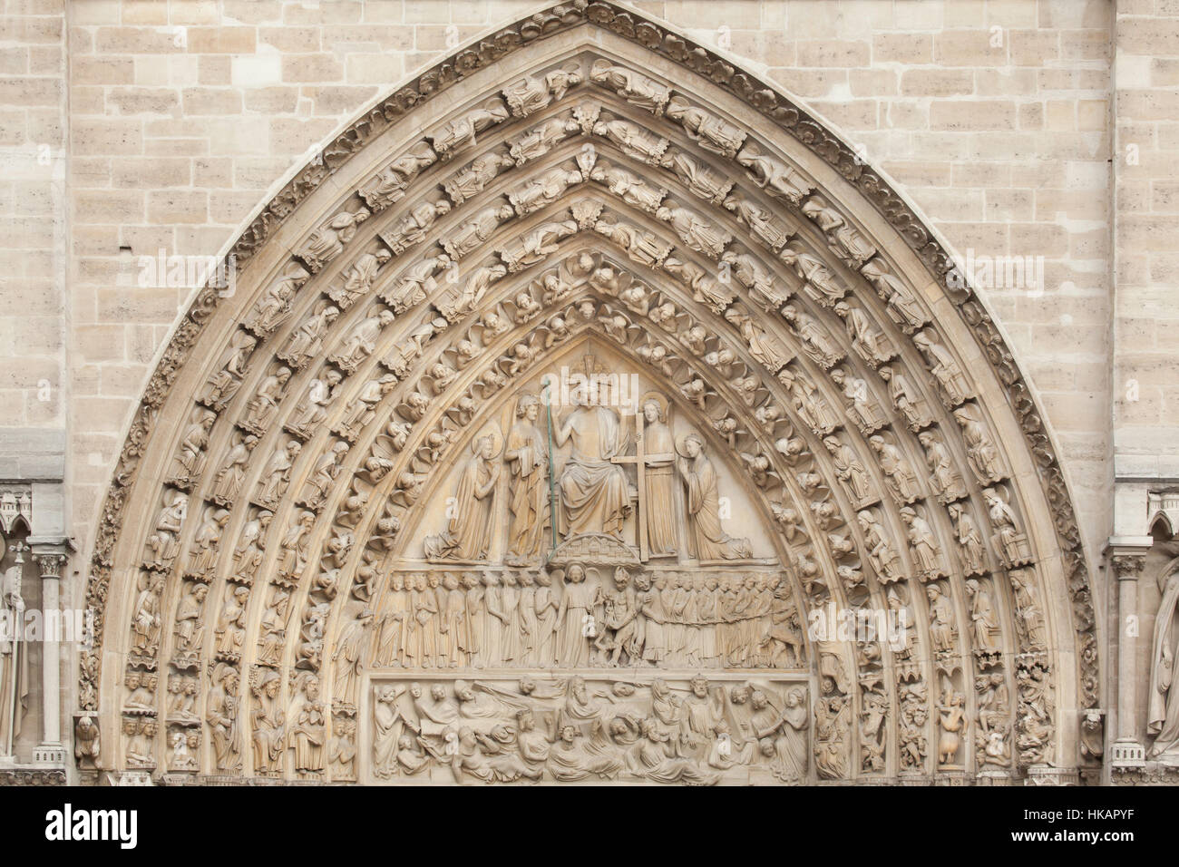 Jugement dernier. Tympan de style néo-gothique le portail du Jugement dernier sur la façade principale de la cathédrale Notre-Dame (Notre-Dame de Paris) à Paris, France. Le portail gothique endommagé a été restaurée par les architectes français Eugène Viollet-le-Duc et Jean-Baptiste Lassus dans les années 1840. Banque D'Images
