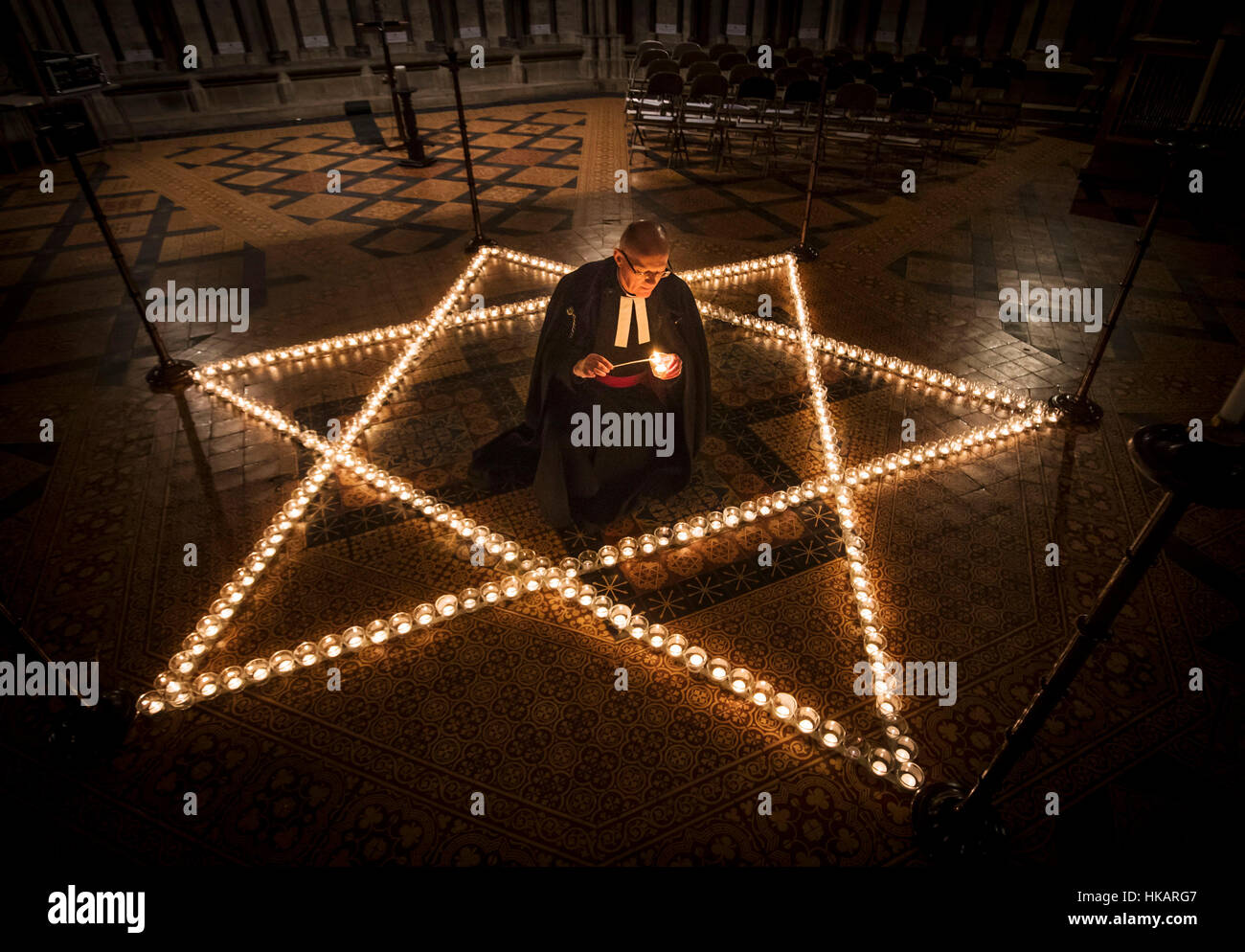 Christopher Chancellor Canon lumière aide à Collingwood 600 bougies en forme de l'étoile de David pour commémorer le Jour commémoratif de l'Holocauste à York Minster, York. Banque D'Images