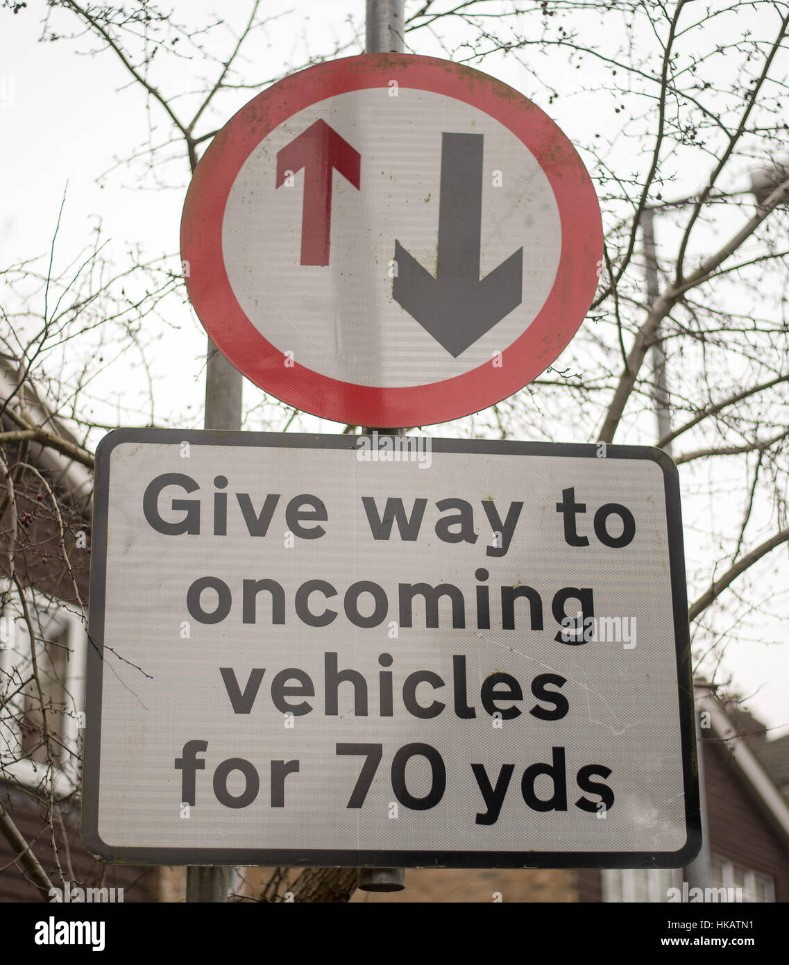 Céder le passage aux véhicules venant en sens inverse, signe la signalisation routière urbaine britannique Banque D'Images