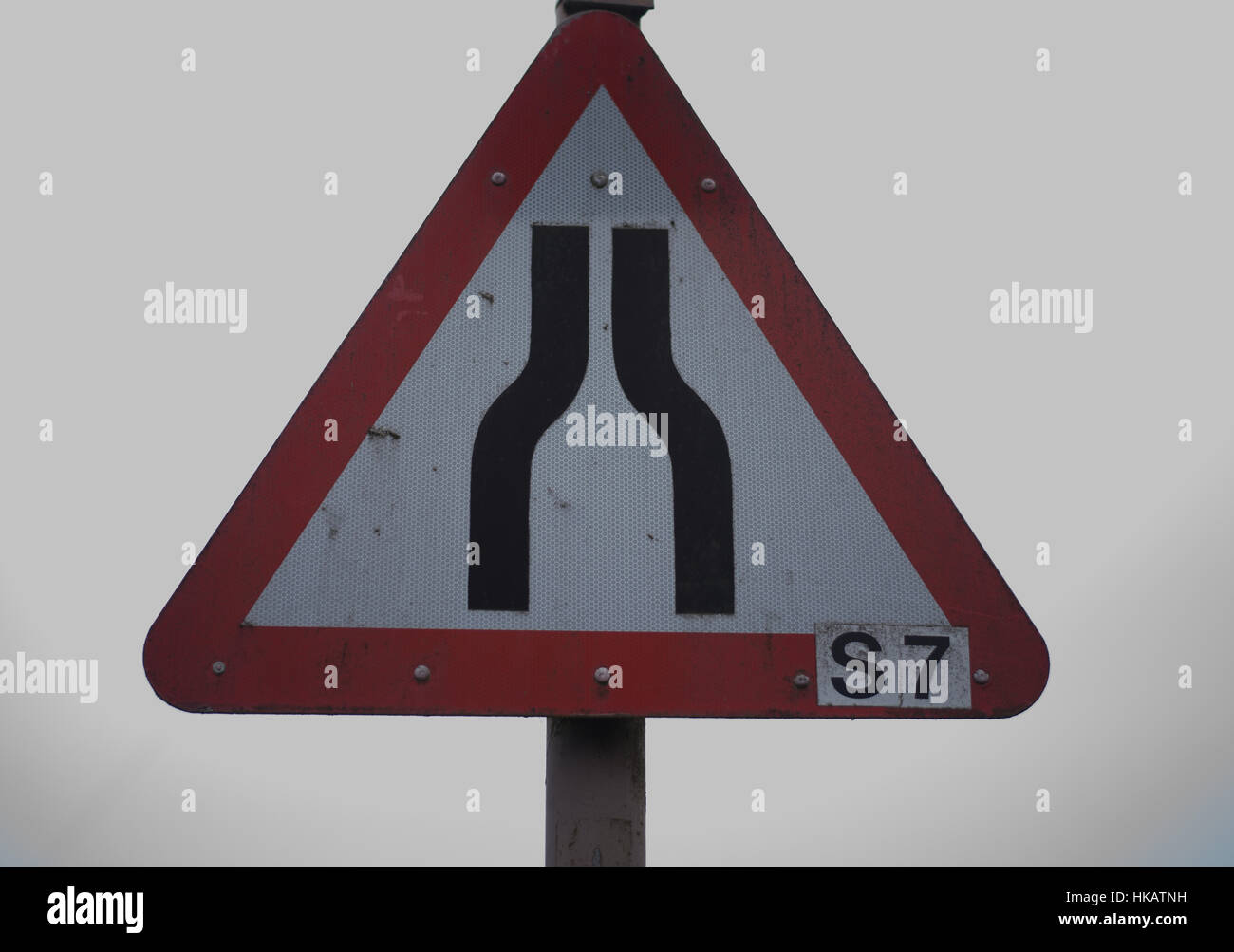 Route Narrows UK road traffic sign Banque D'Images