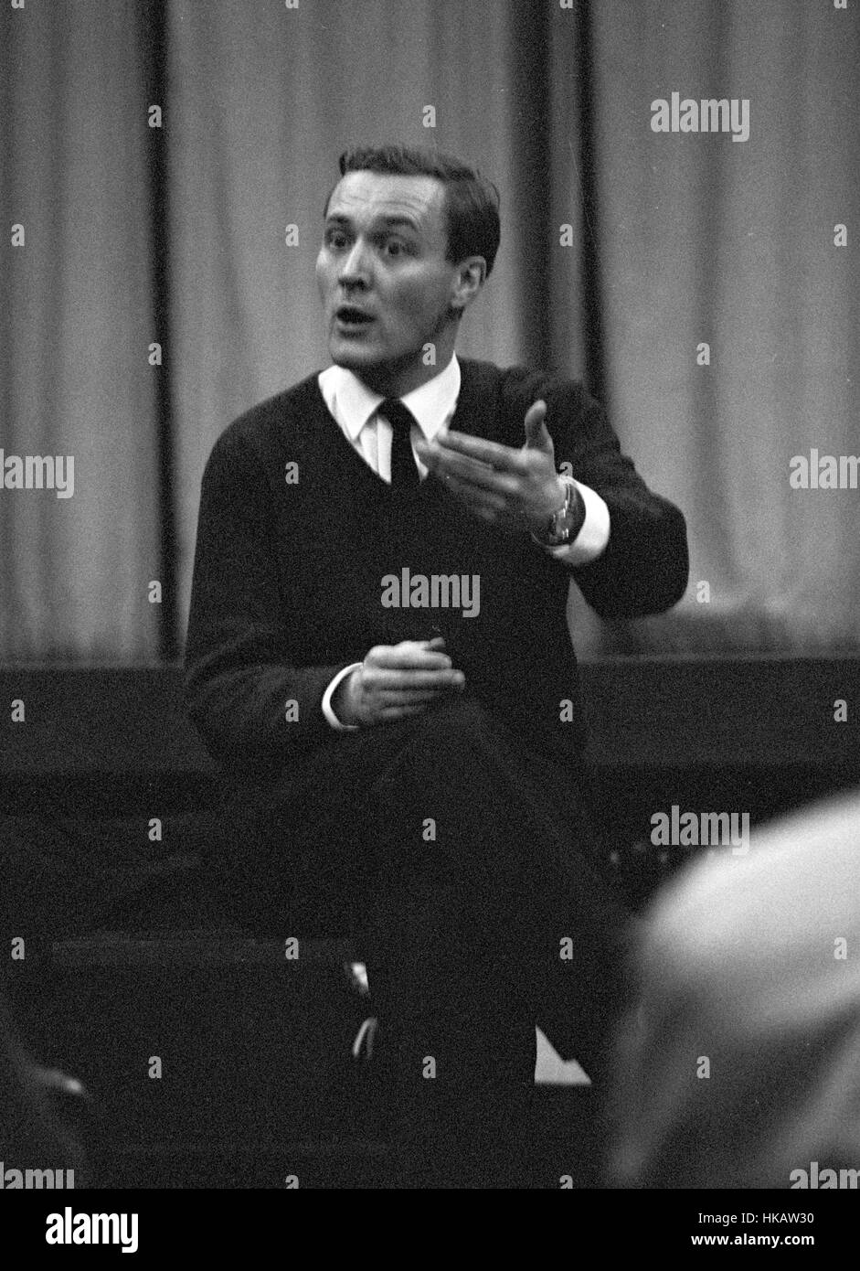 Tony Wedgwood Benn, ministre des Postes du Royaume-Uni, en 1963. Ici, il parle à un public restreint. Banque D'Images