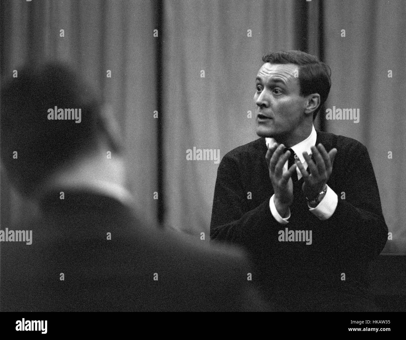 Tony Wedgwood Benn, ministre des Postes du Royaume-Uni, en 1963. Ici, il parle à un public restreint. Banque D'Images