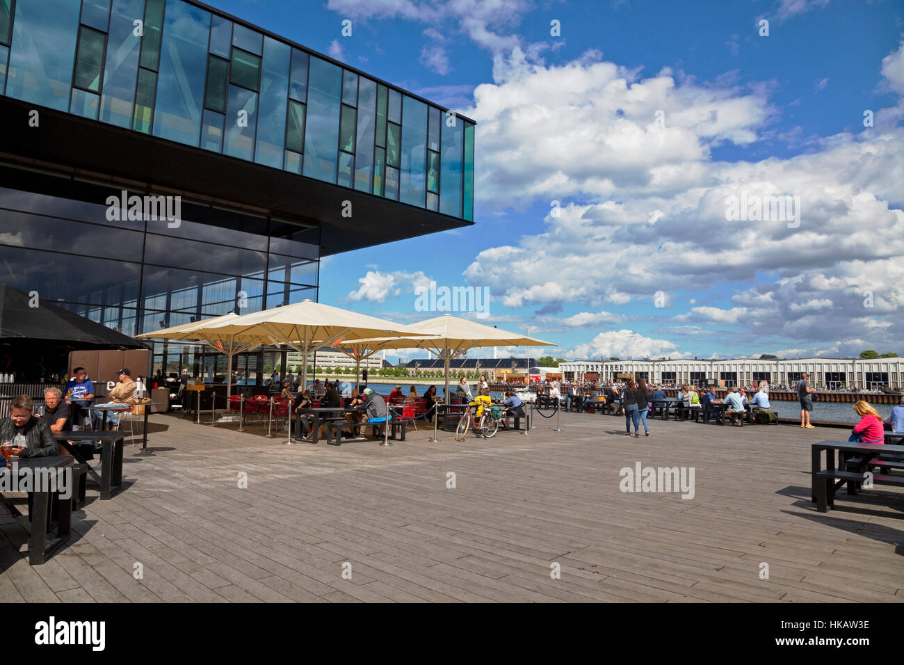 Café en plein air au Royal Playhouse à l'intérieur du port de Copenhague. Vue d'Papirøen, le papier et l'Île, près de hidden Royal Opera House. Banque D'Images