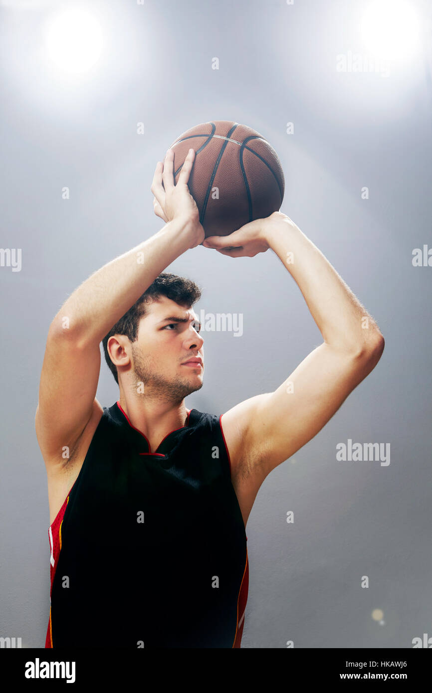 Type blanc jouer basket ball Banque D'Images