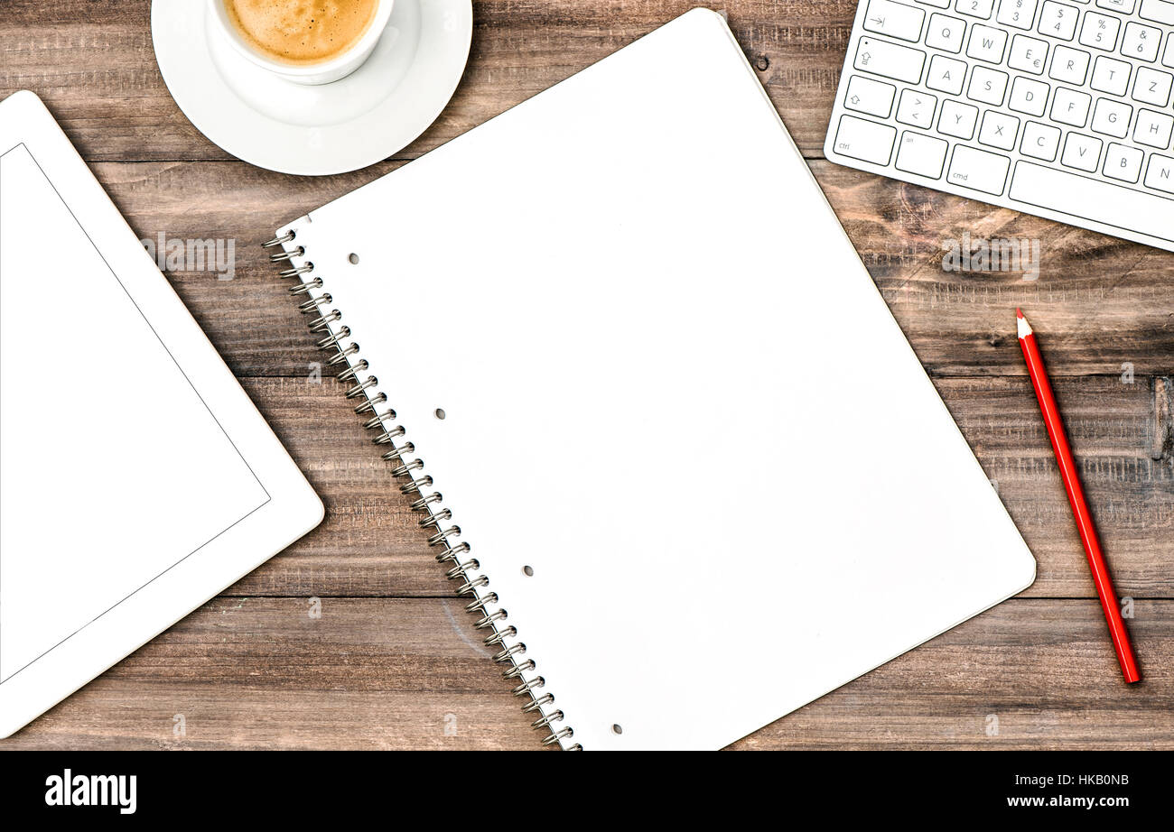 Livre ouvert, digital tablet pc, le clavier et la tasse de café sur fond de bois. Plan d'Entreprise start up concept. Travail de bureau Banque D'Images