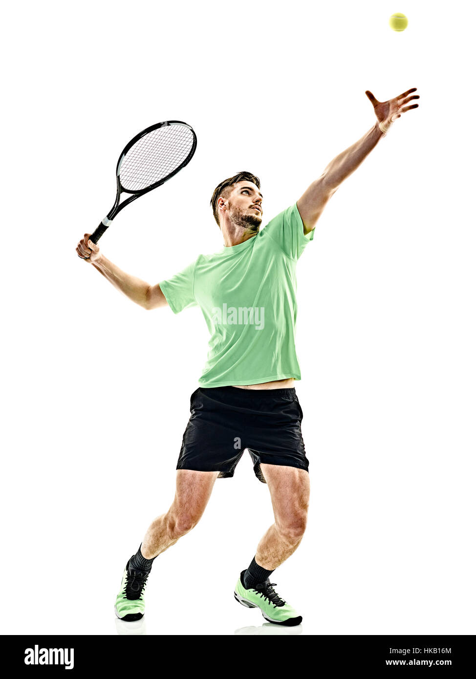 Un caucasian man playing tennis player régulier desservant isolé sur fond blanc Banque D'Images