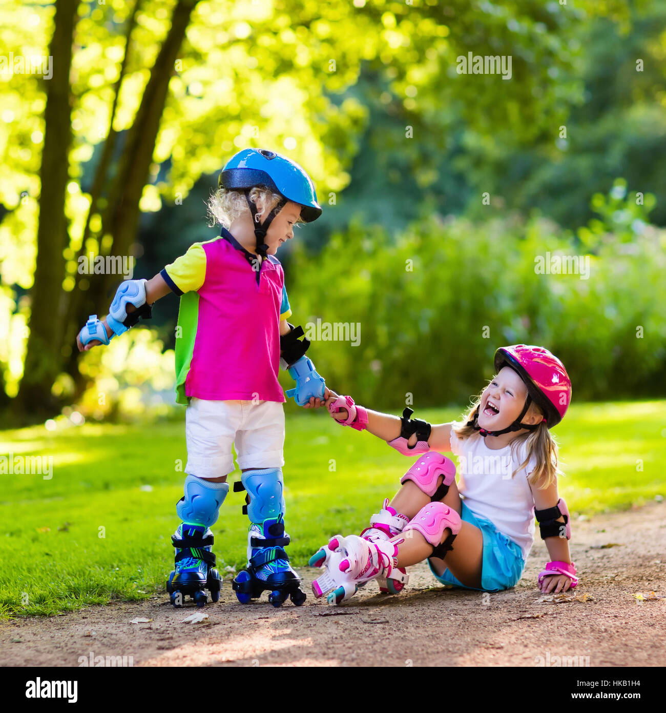 Petite Fille Apprendre À Roller Dans Le Parc Ensoleillé D'été. Un