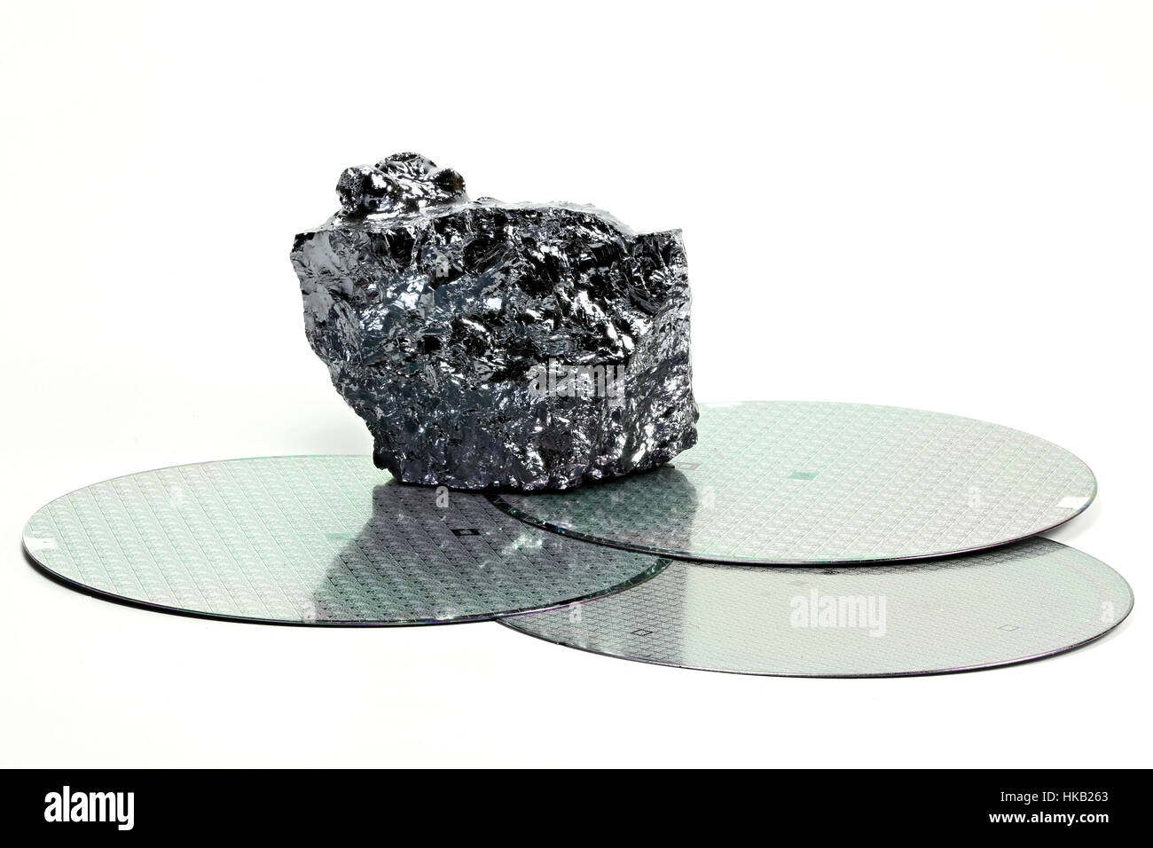 Pièce avec des gaufrettes de silicium polycristallin isolé sur fond blanc Banque D'Images