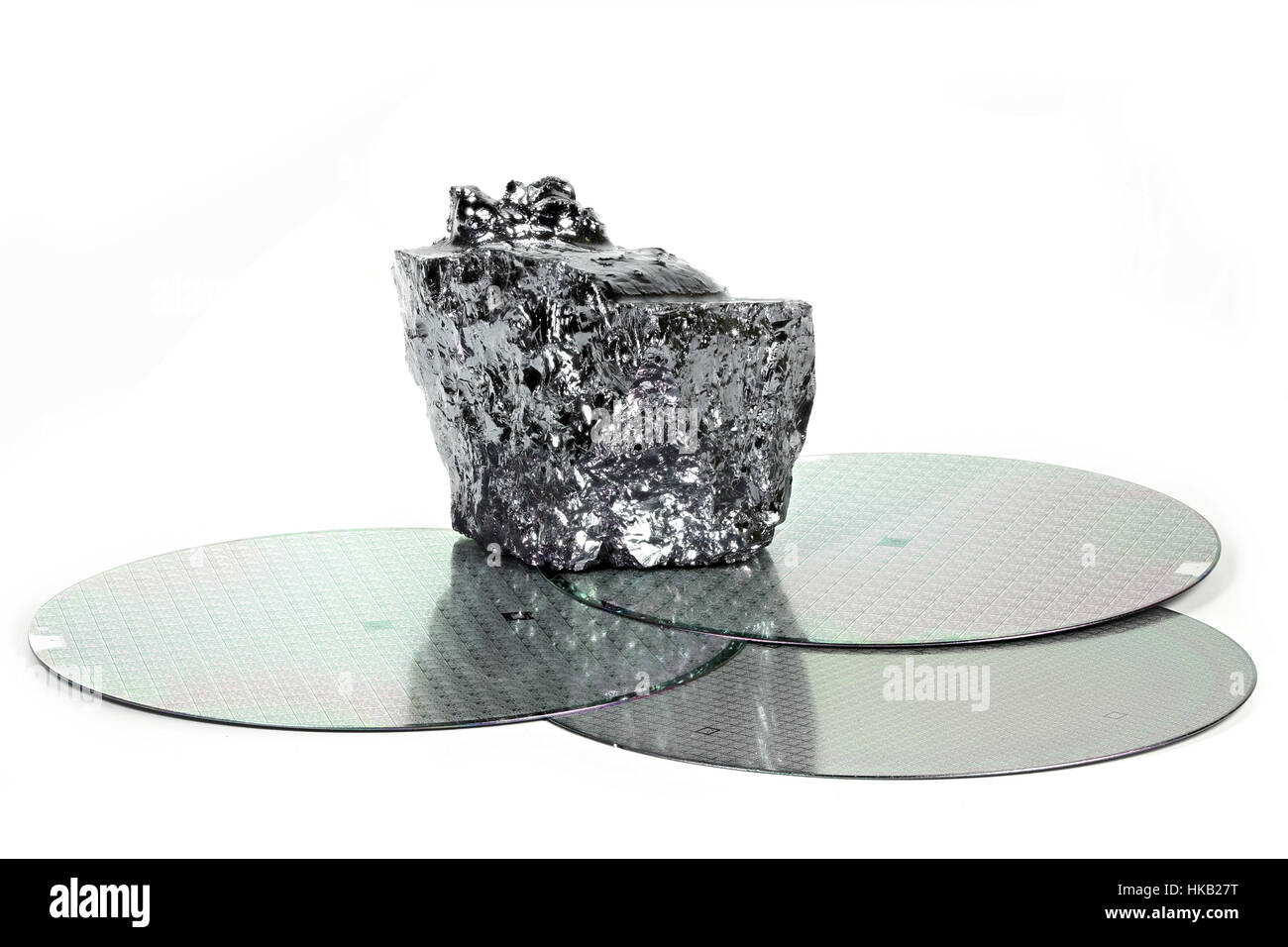 Pièce avec des gaufrettes de silicium polycristallin isolé sur fond blanc Banque D'Images