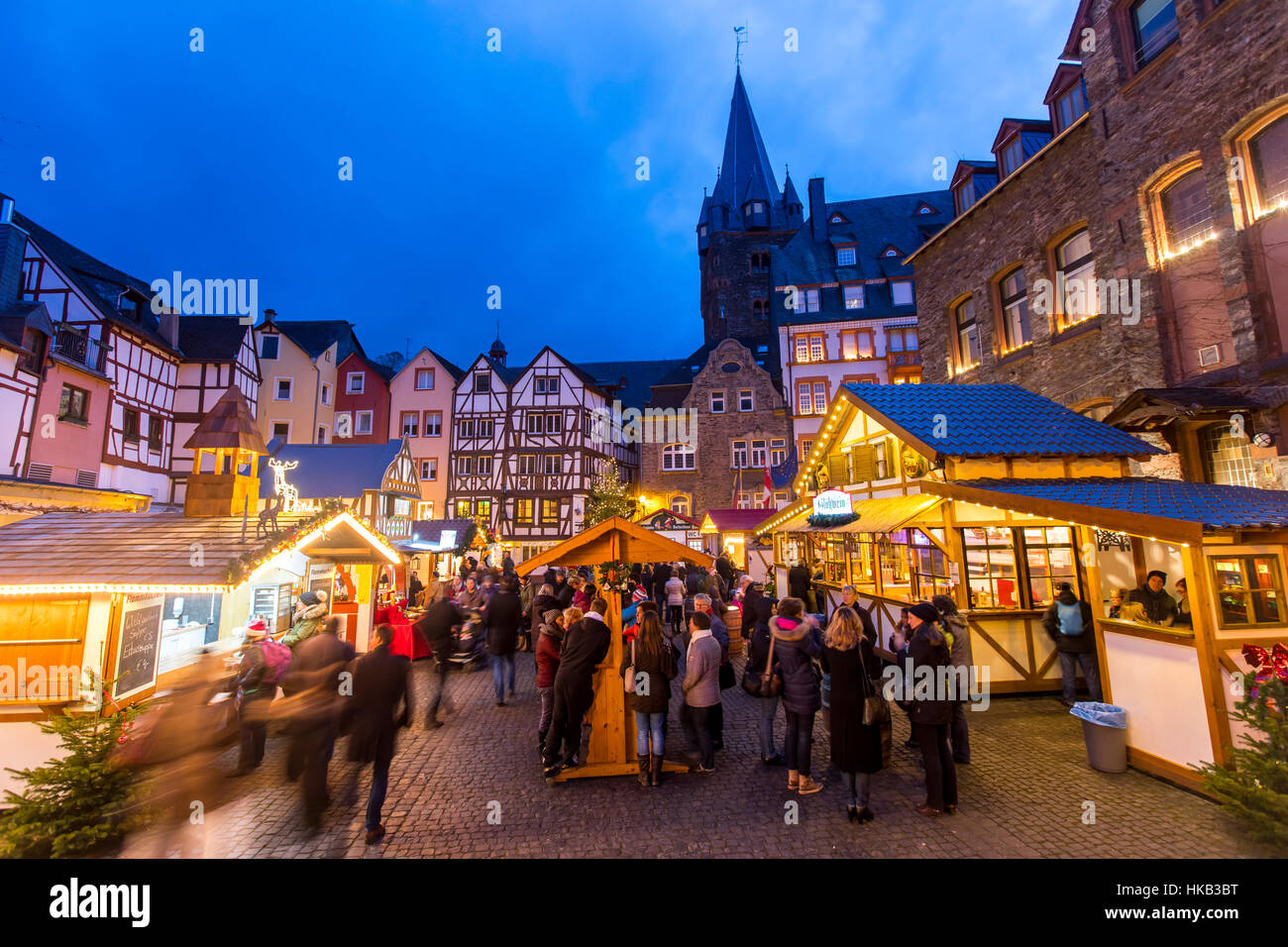 Marché de Noël de la vieille ville de Bernkastel-Kues, Allemagne, vallée de  la Moselle Photo Stock - Alamy
