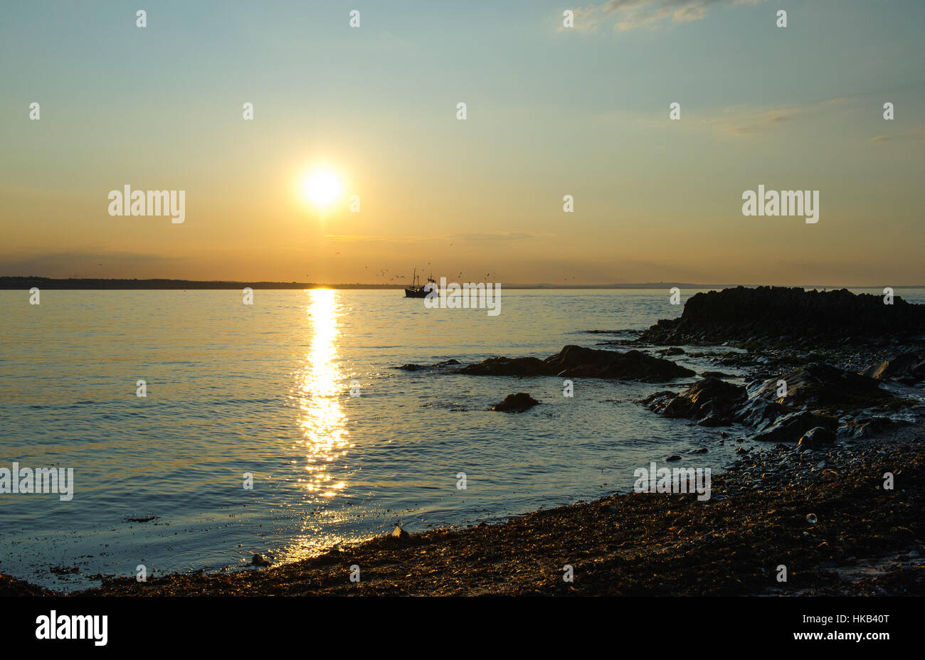 Coucher du soleil sur la plage de ville Skerries, Irlande Banque D'Images