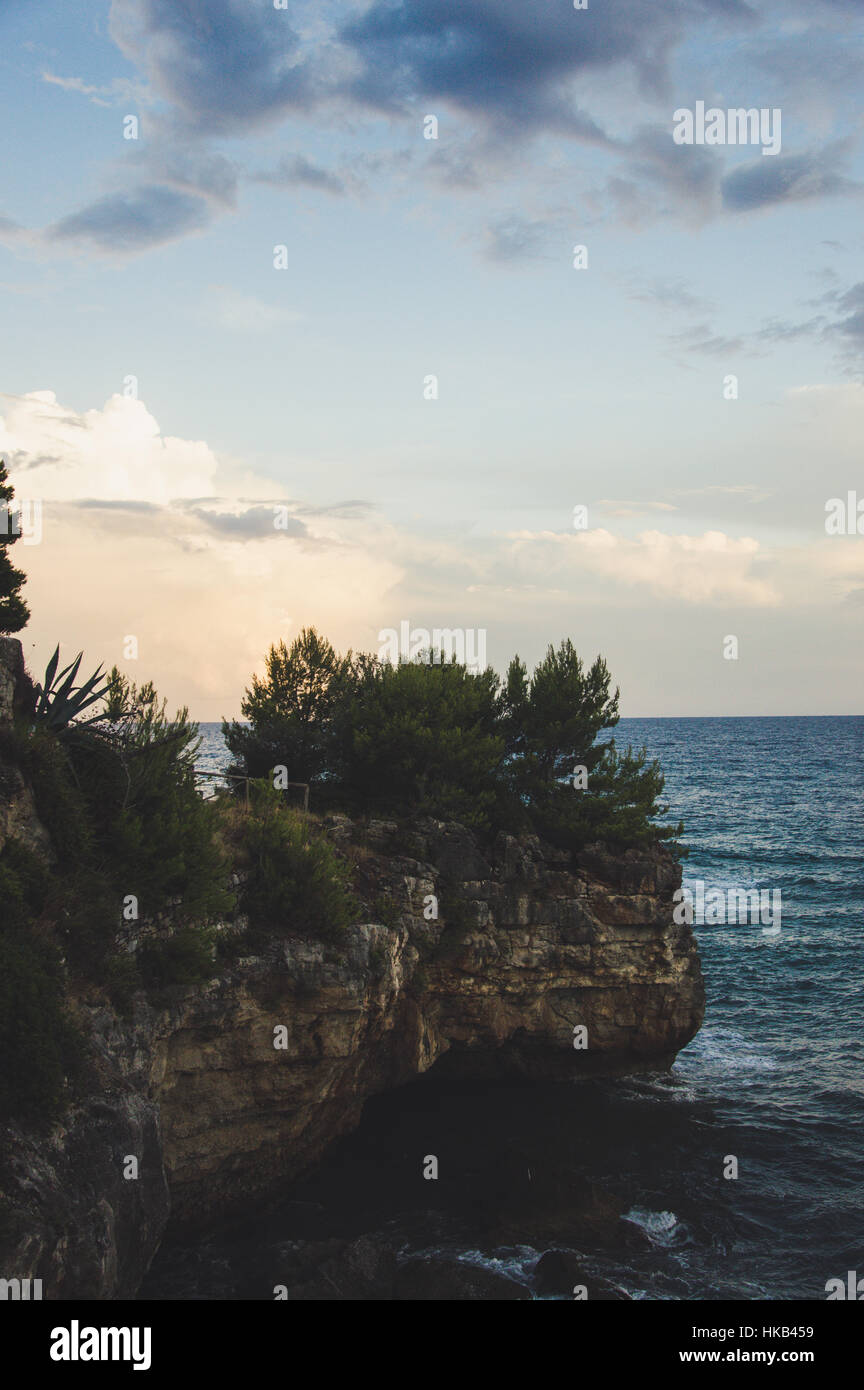 Cliffs à Baia delle Sirene Marina di Camerota Campanie Italie Banque D'Images