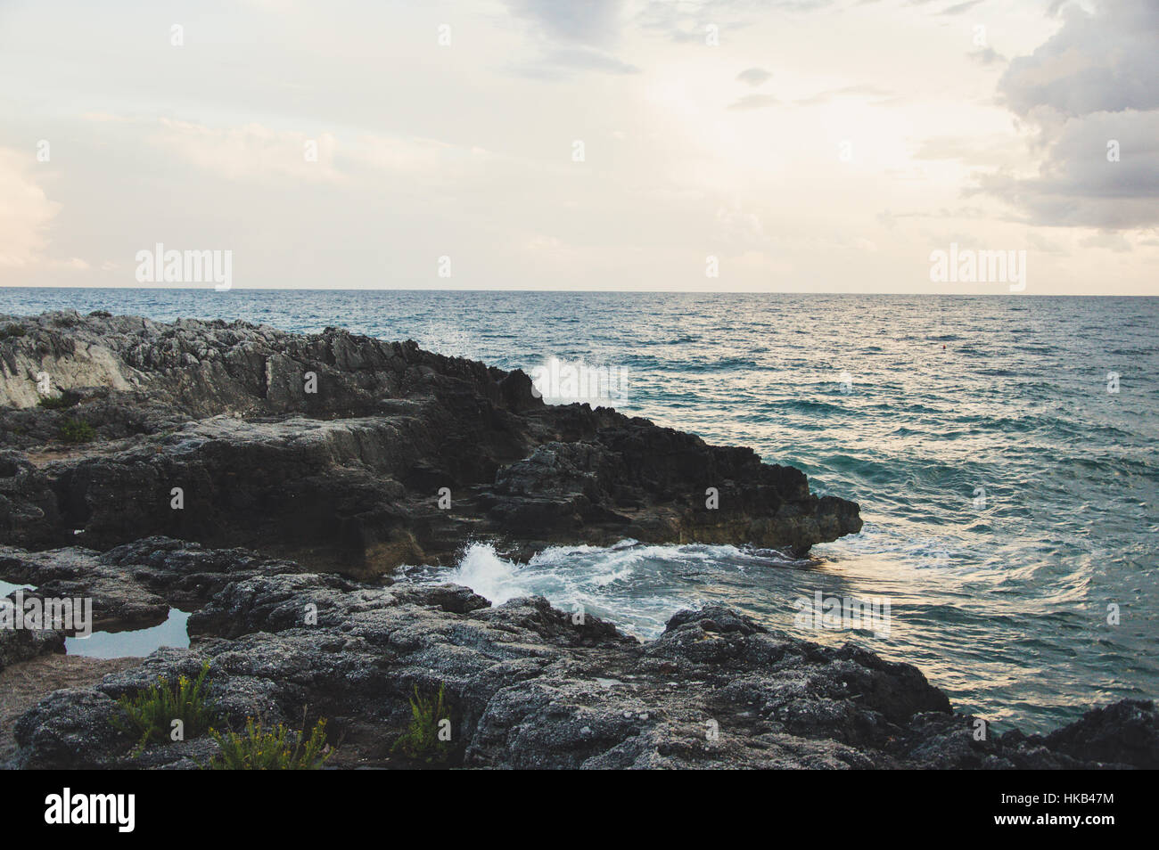 Cliffs à Baia delle Sirene Marina di Camerota Campanie Italie Banque D'Images