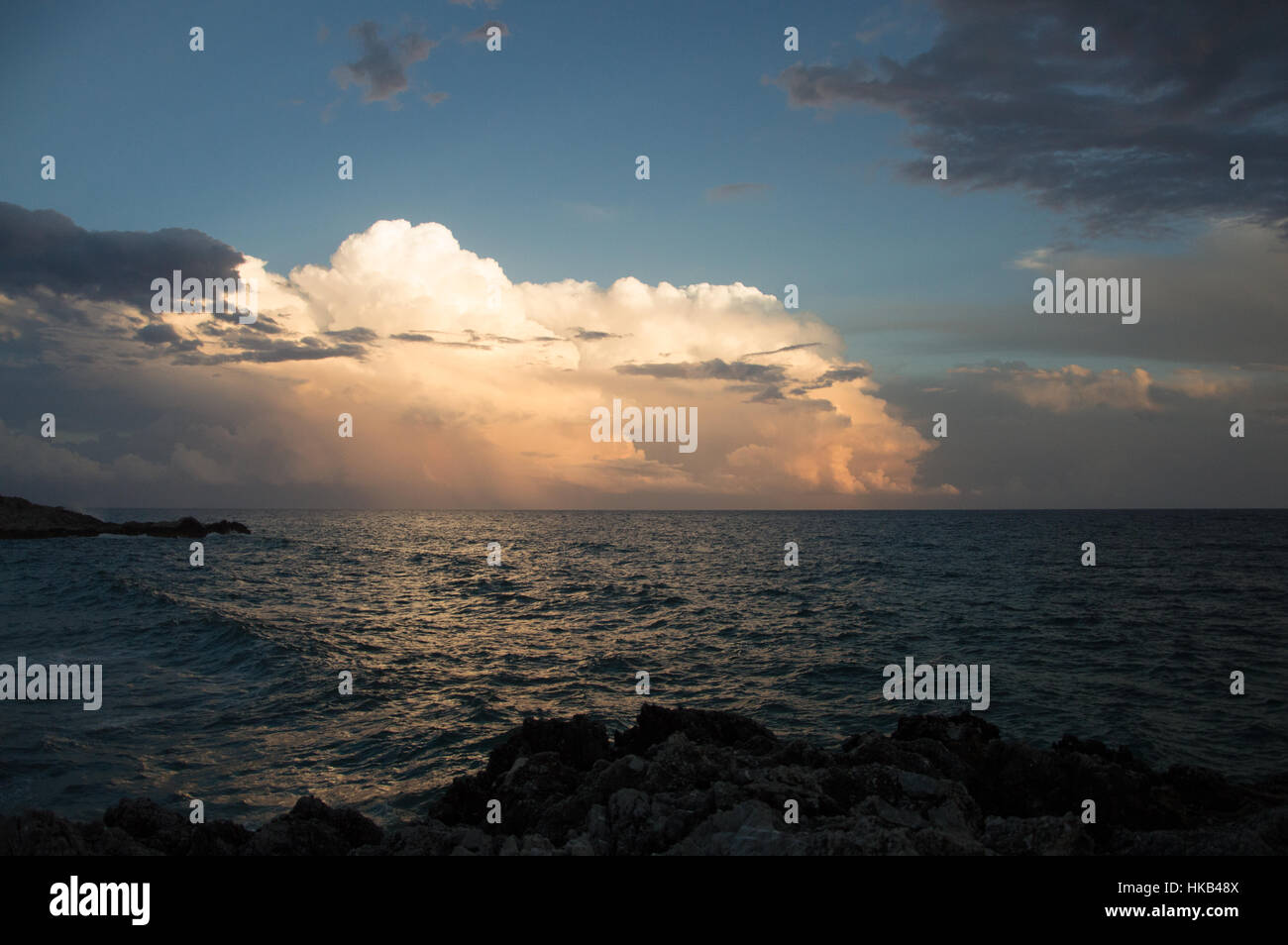 Coucher de soleil sur la mer à Baia delle Sirene Marina di Camerota Campanie Italie Banque D'Images
