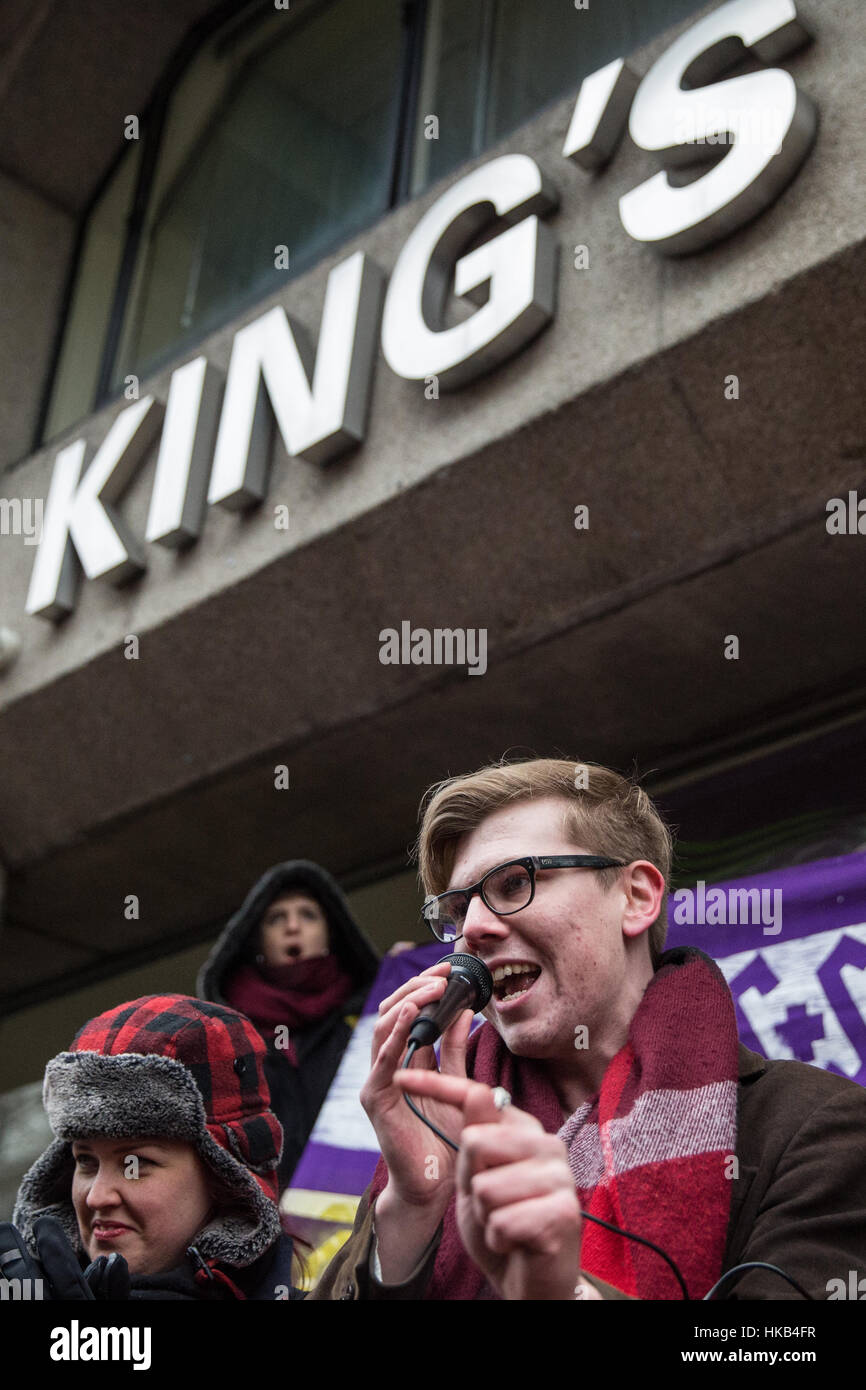 Londres, Royaume-Uni. 26 janvier, 2017. Ben Hunt, Président de l'Union d'étudiants au Kings College de Londres (KCL), solidaire avec l'unisson les membres travaillant pour l'entreprise de nettoyage à sers avec persévérance à compter de KCL à 2 jours de grève à la suite de menaces d'importants changements dans leurs termes et conditions, y compris la réduction de leurs heures de travail et d'éventuelles redondances. Credit : Mark Kerrison/Alamy Live News Banque D'Images