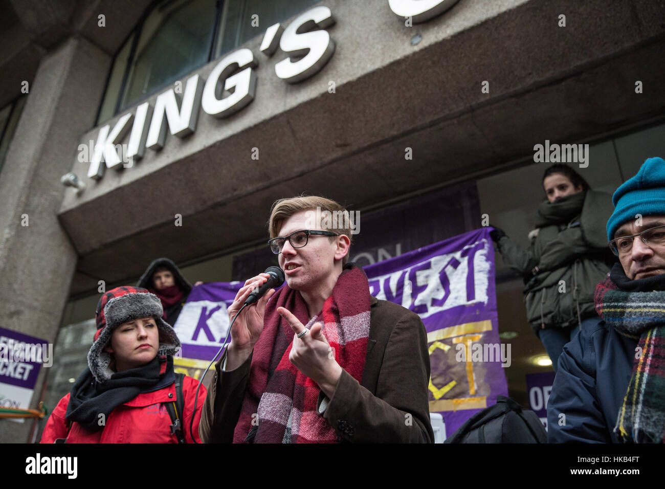 Londres, Royaume-Uni. 26 janvier, 2017. Ben Hunt, Président de l'Union d'étudiants au Kings College de Londres (KCL), solidaire avec l'unisson les membres travaillant pour l'entreprise de nettoyage à sers avec persévérance à compter de KCL à 2 jours de grève à la suite de menaces d'importants changements dans leurs termes et conditions, y compris la réduction de leurs heures de travail et d'éventuelles redondances. Credit : Mark Kerrison/Alamy Live News Banque D'Images