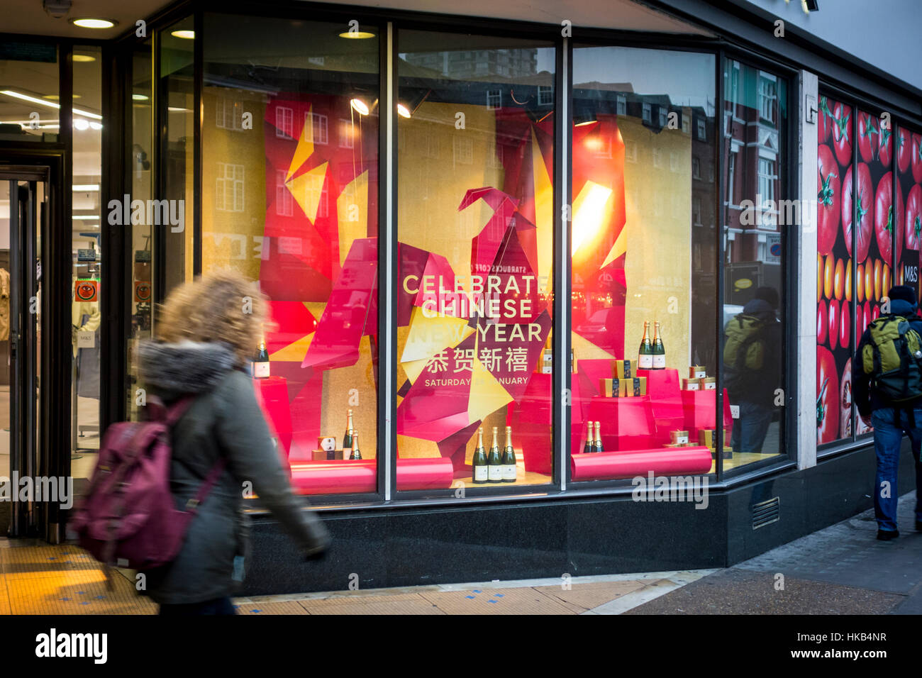 Londres, Royaume-Uni. 26 janvier 2017. Détaillant britannique Marks & Spencer afficher windows Nouvel An chinois dans un certain nombre de magasins au Royaume-Uni, y compris l'Edgware Road Crédit : CAMimage/Alamy Live News Banque D'Images